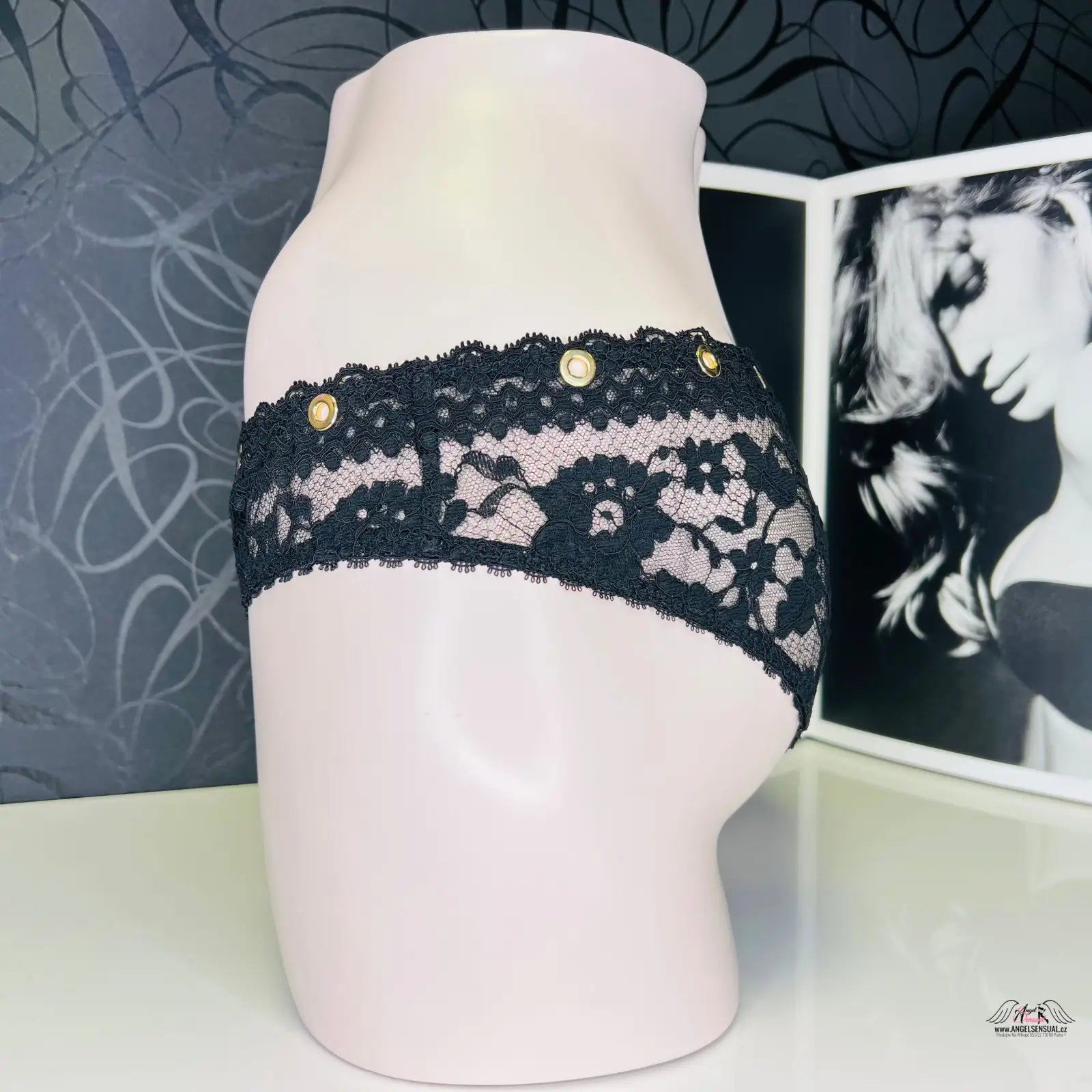 Agent Provocateur Kalhotky Stevie Black s kovovými zlatými kroužky a krajkou