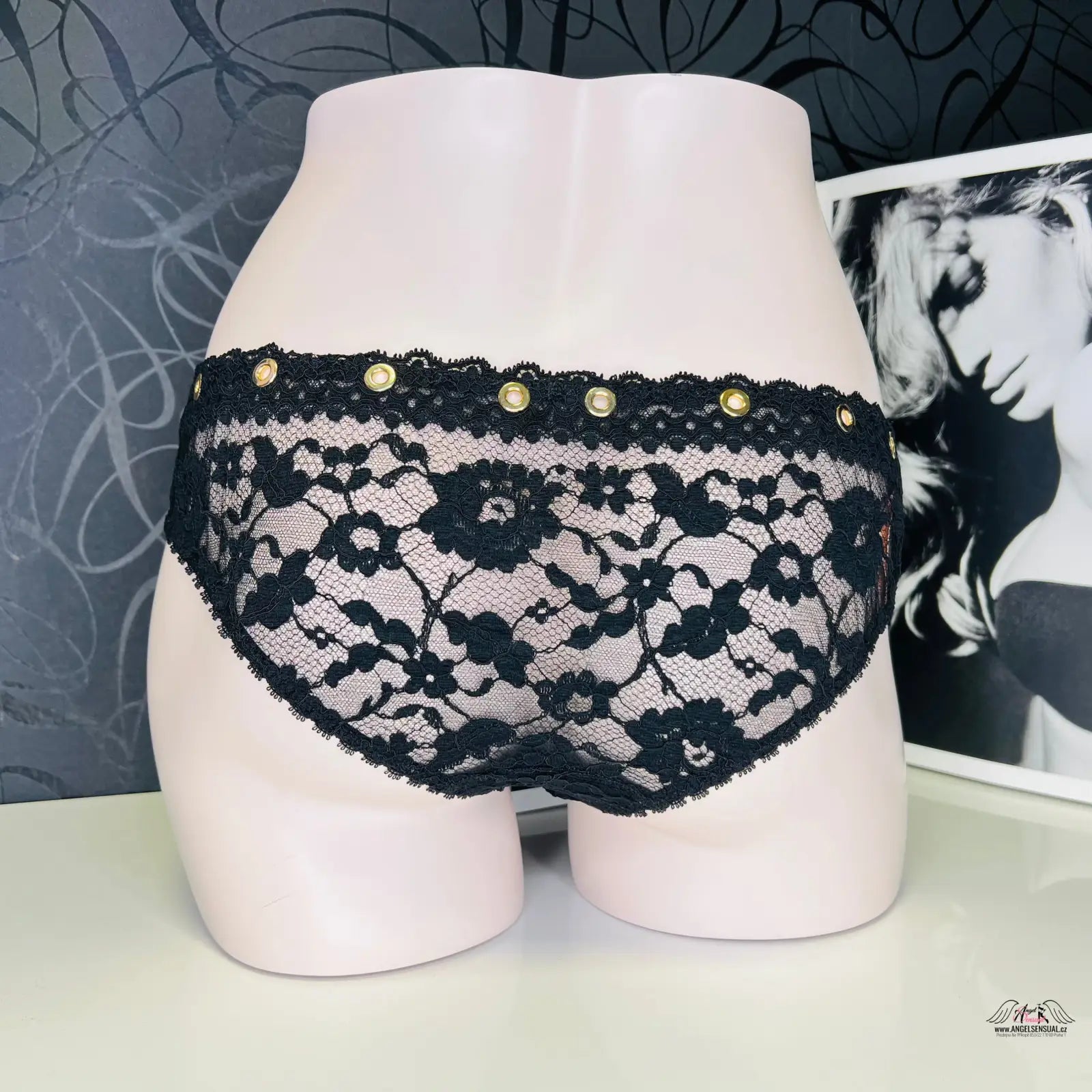 Agent Provocateur Kalhotky Stevie Black s černou krajkou a kovovými zlatými kroužky