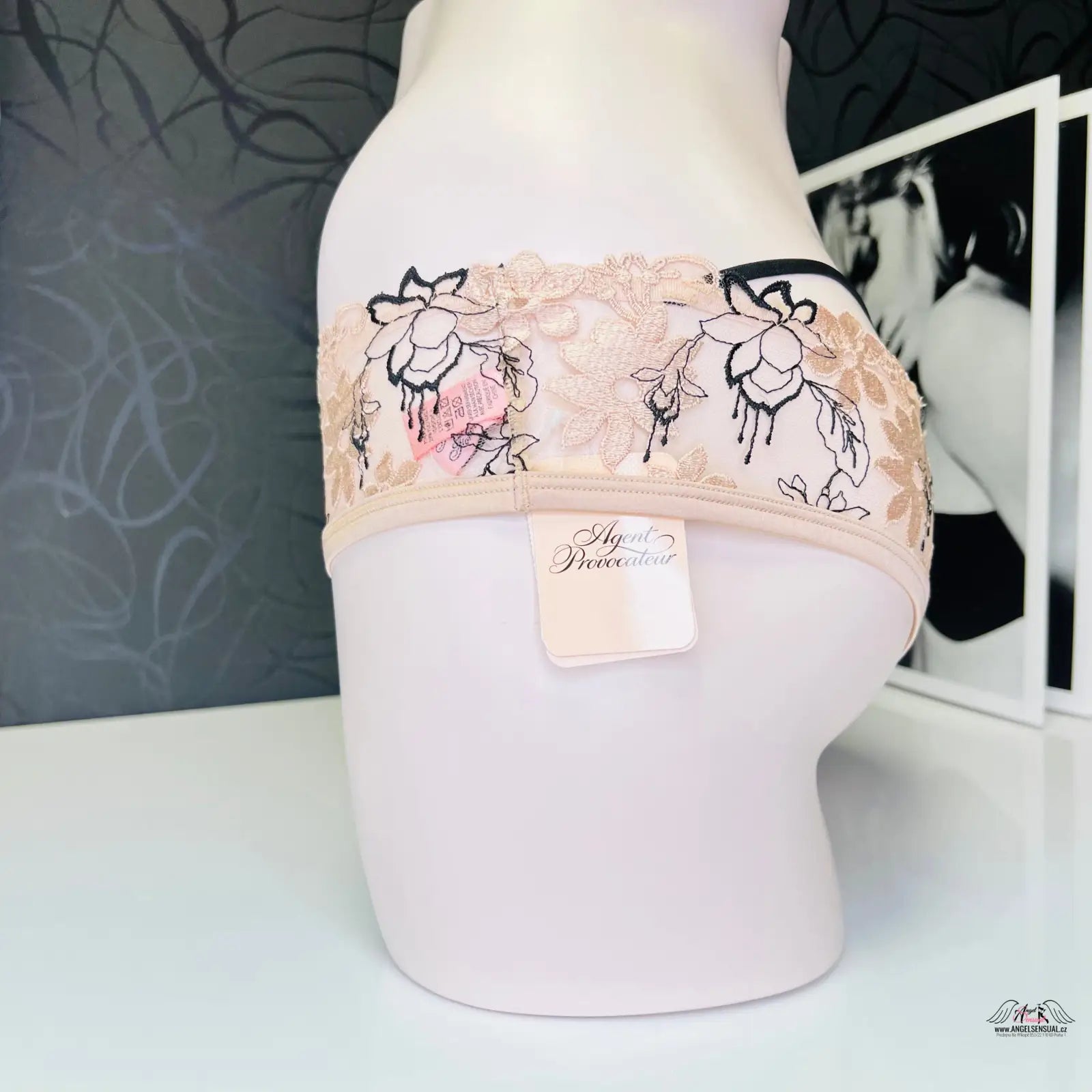 Floral embroidered women’s underwear Kalhotky Yoshie s francouzskou květinovou výšivkou