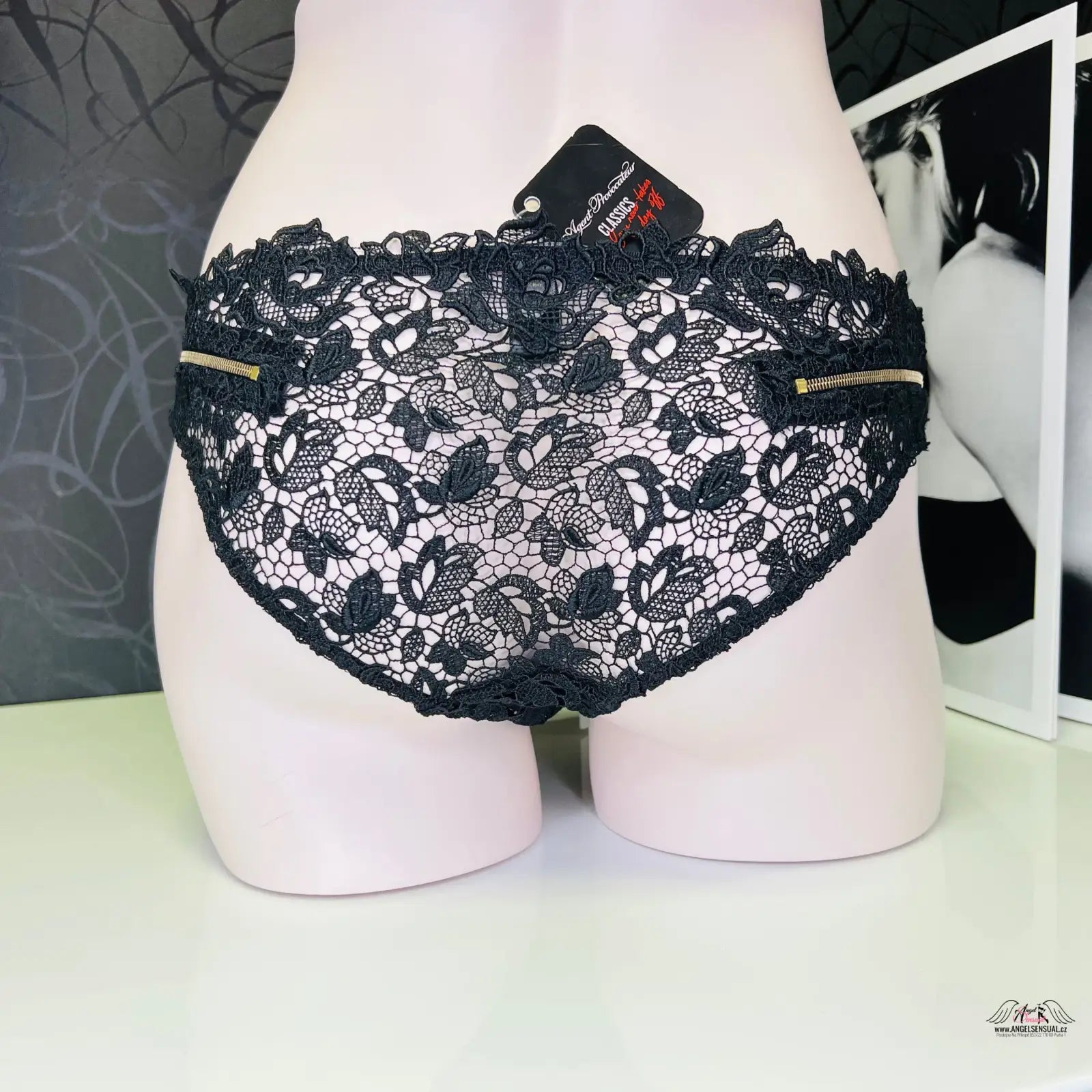 Agent Provocateur Kalhotky Zindie s černou krajkou a bílým květinovým vzorem
