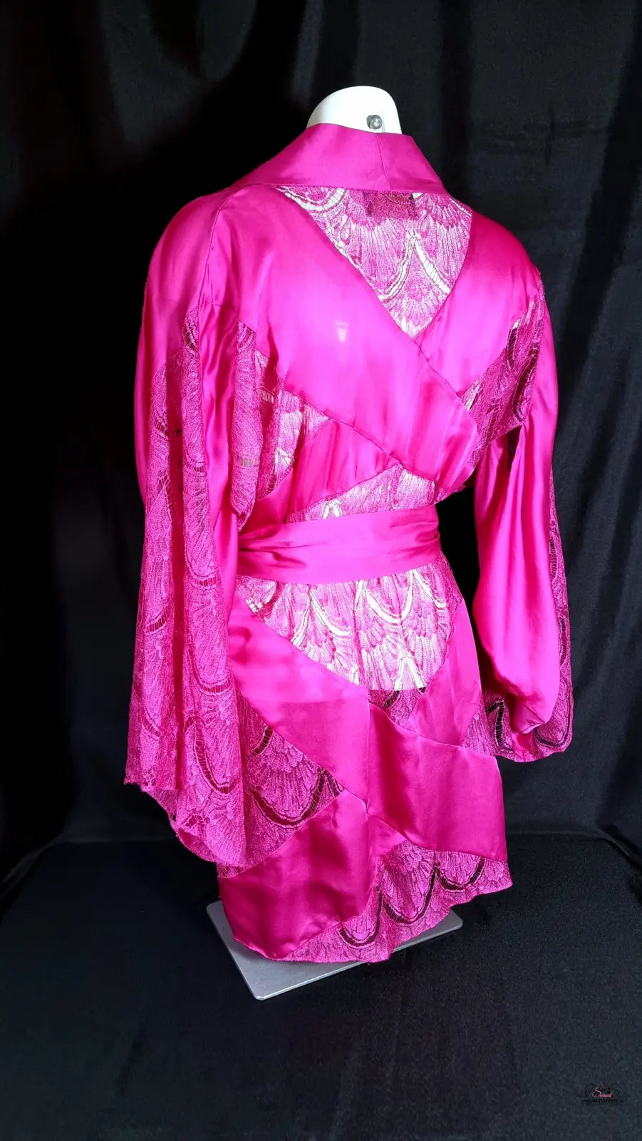 Fuchsiový kimono emie s krajkovými detaily od Agent Provocateur, hebký župánek