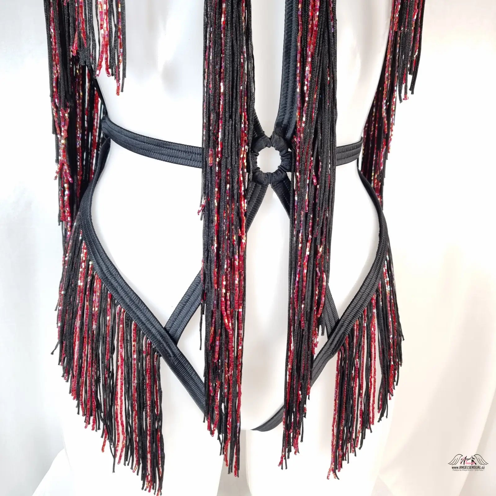 Černý a červený třásňový postroj s kovovými detaily na agent provocateur korálkový playsuit Inga