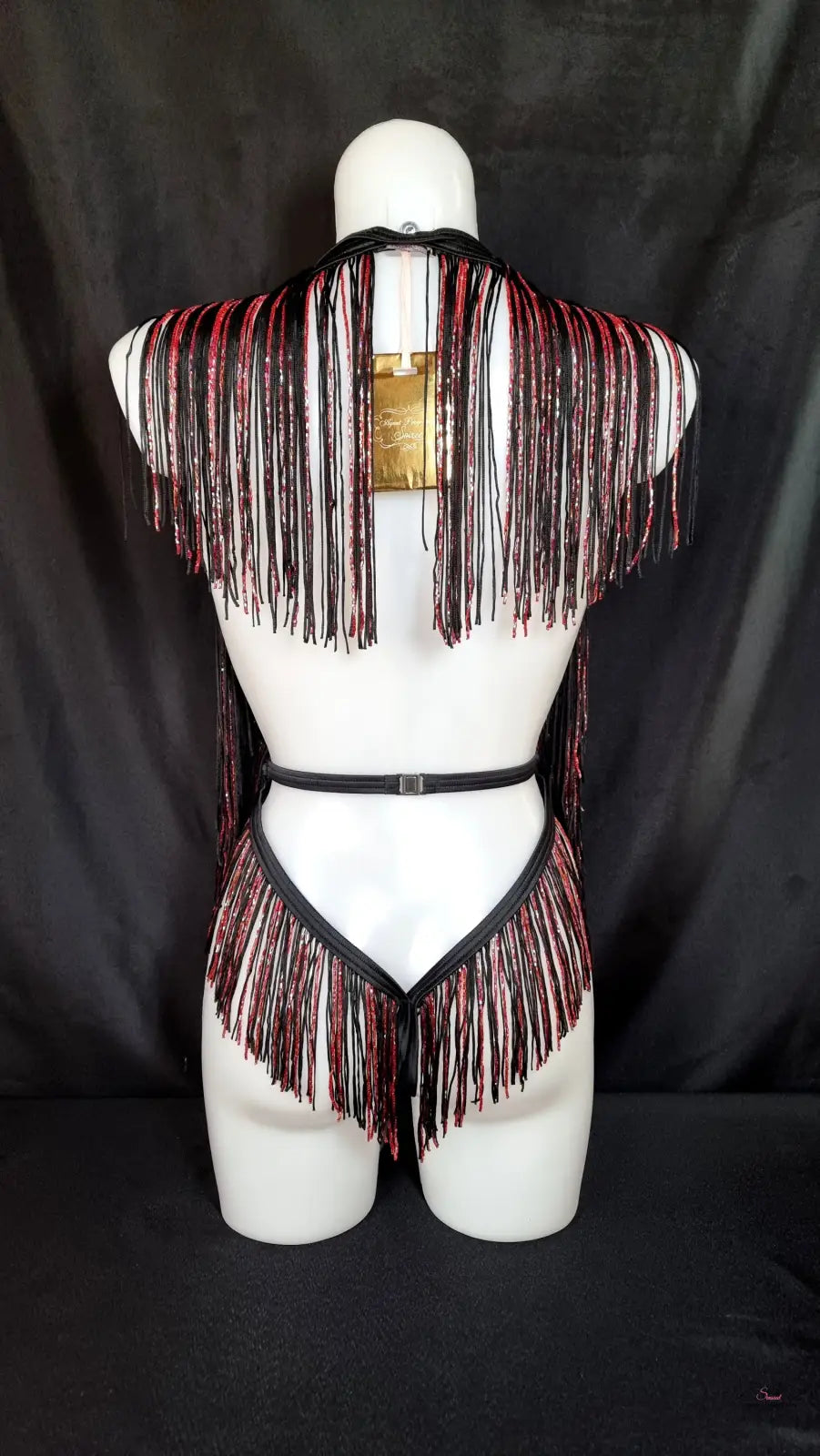 Černý a červený třásňový postroj na figuríně, korálkový playsuit Inga od Agent Provocateur