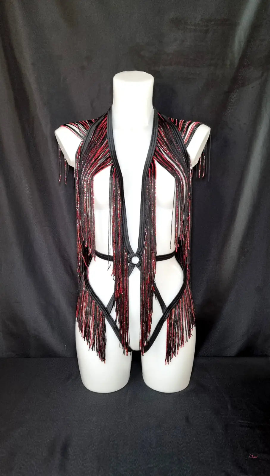 Agent Provocateur Korálkový Playsuit Inga s černým a červeným třásňovým designem