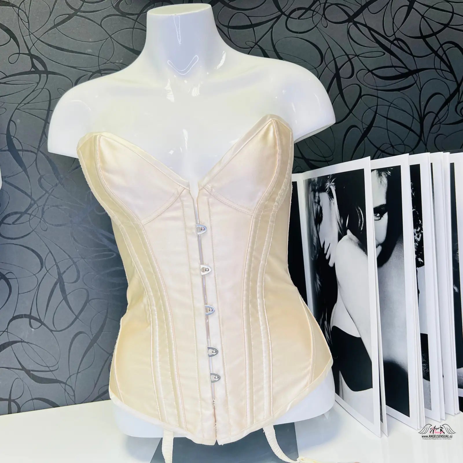 Mannequin na stole s obrázkem ženy a Agent Provocateur Korzet Classic Cream