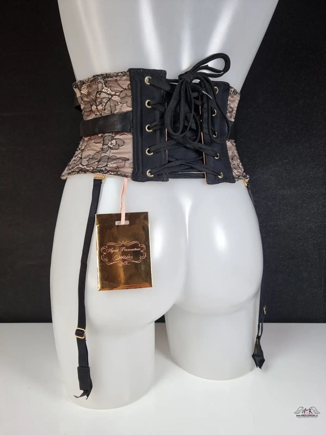 Lace-trimmed Korzetový Pás Milanna s garter straps a krajkovým pásekem a koženými pásky