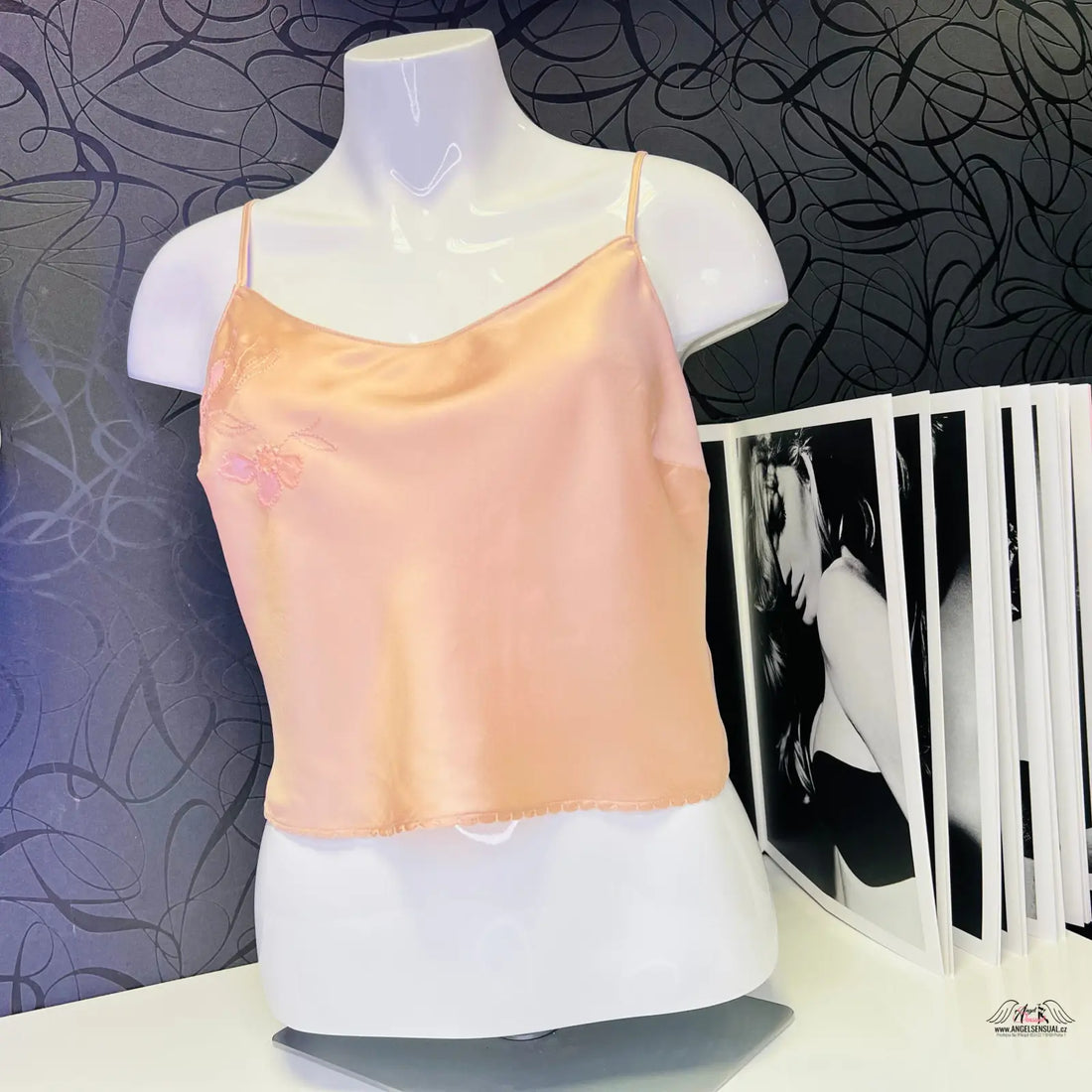 Elegantní košilka edenn s jemnou krajkou a nastavitelnými ramínky v meruňkové barvě