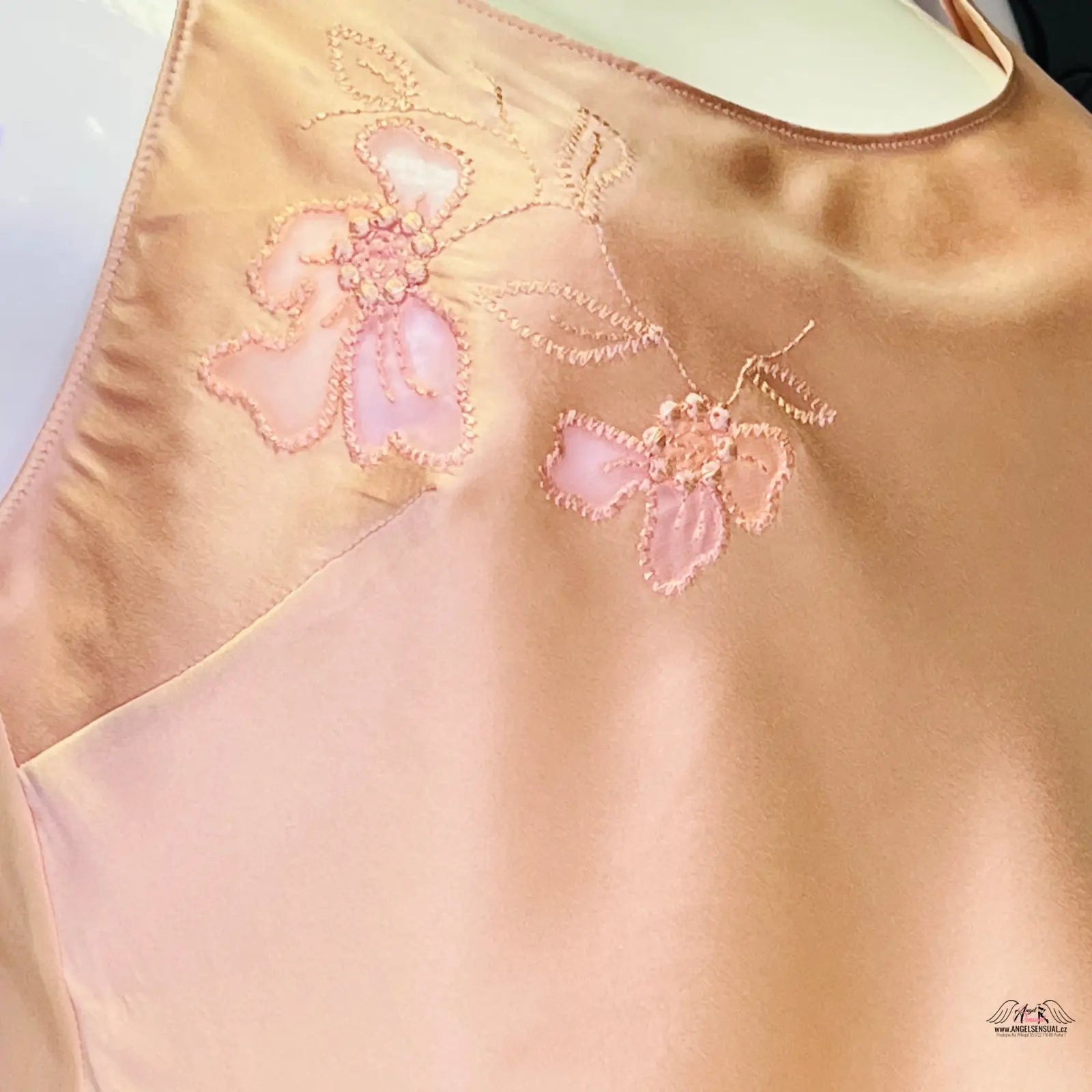 Peach-colored silk nightgown with floral embroidery, elegantní košilka Edenn s jemnou krajkou
