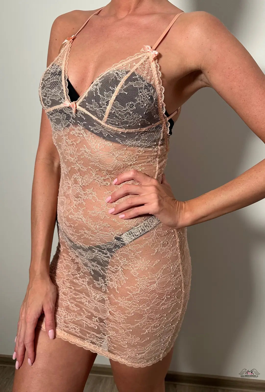Lacy, sheer lingerie slip dress with posuvnými ramínky in gray and peach, košilka Hinda