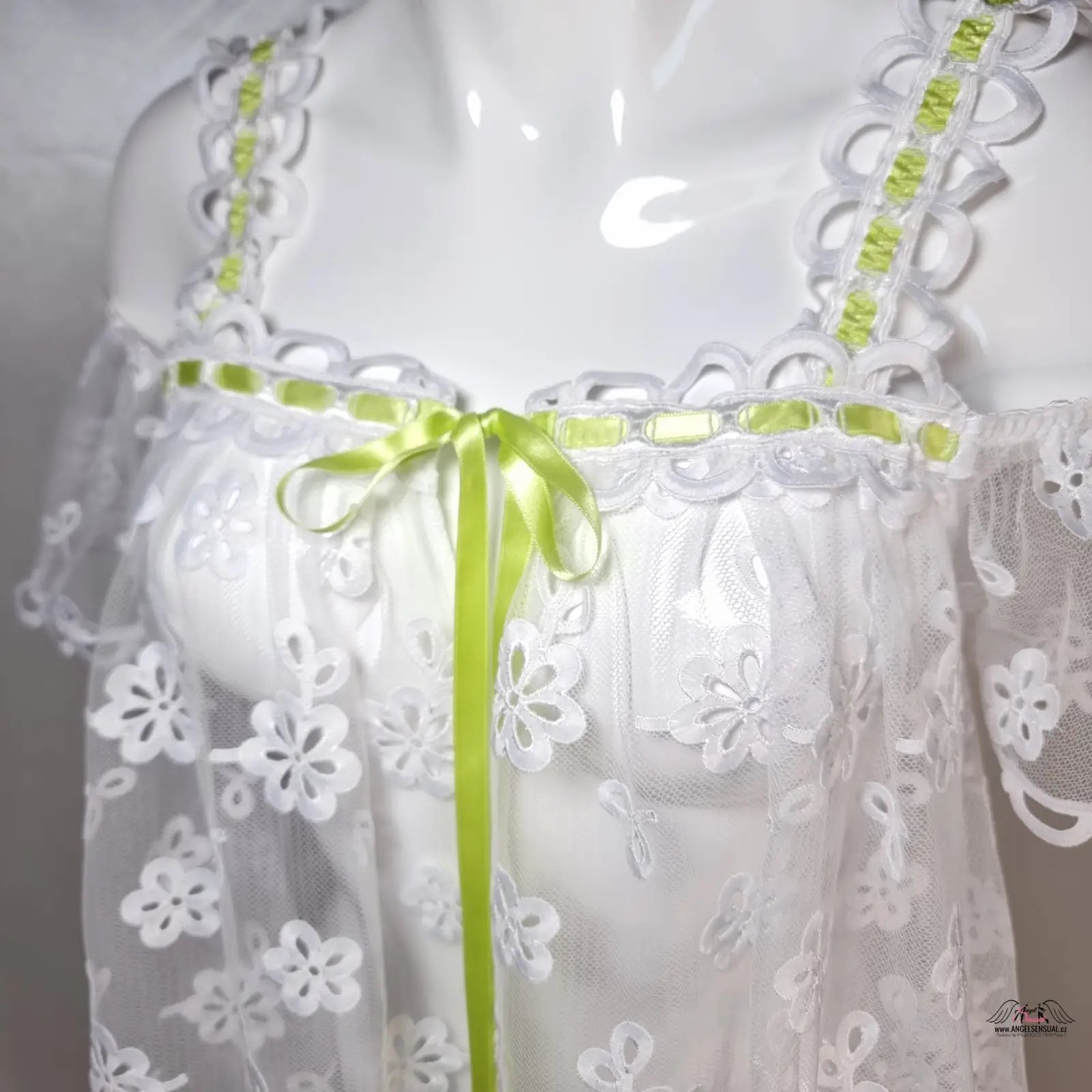 Bílá krajková noční košile Laurelie Babydoll s zelenými detaily a květinovým vzorem