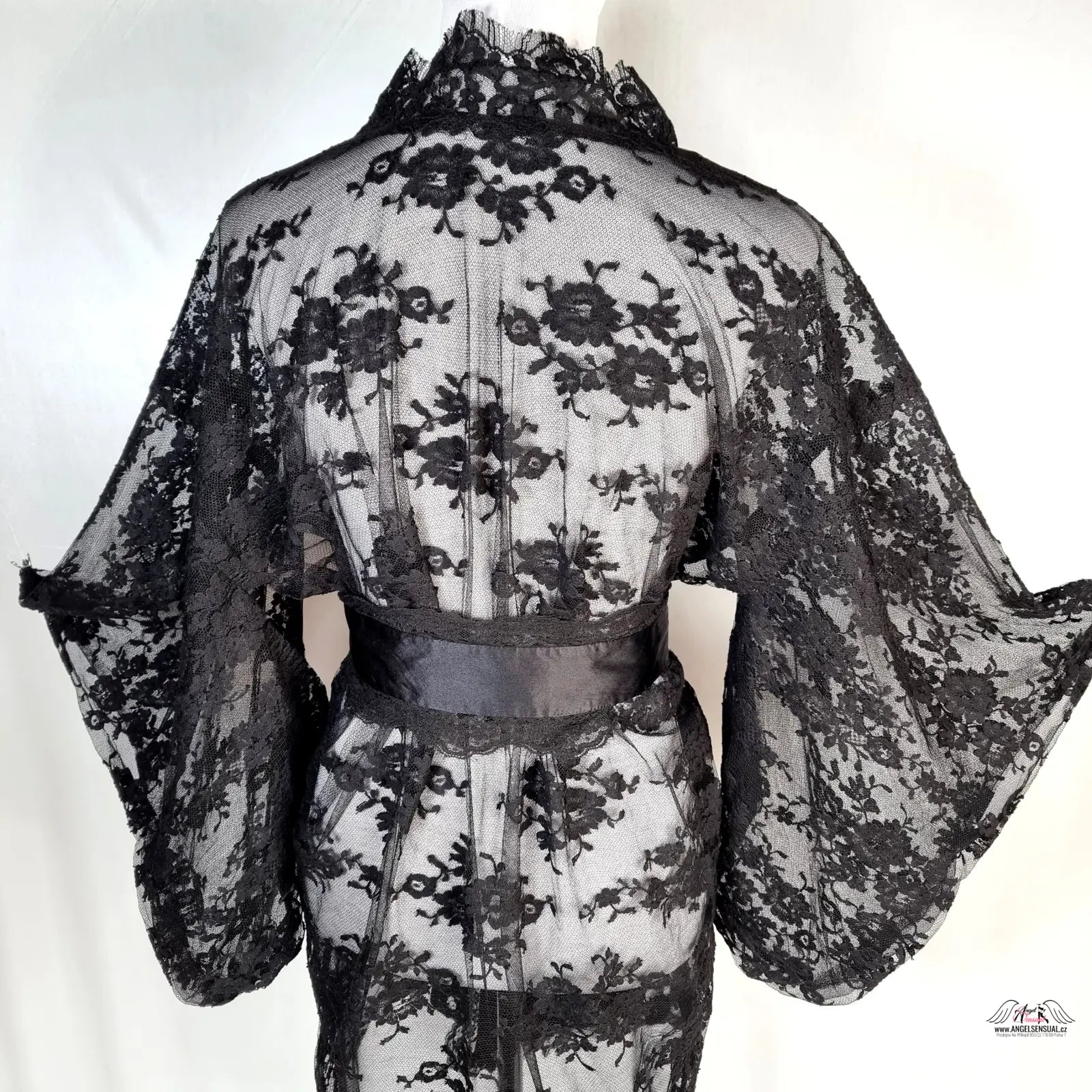 Agent Provocateur Krajkové Kimono Matinee Black s širokým páskem, elegantní a sexy