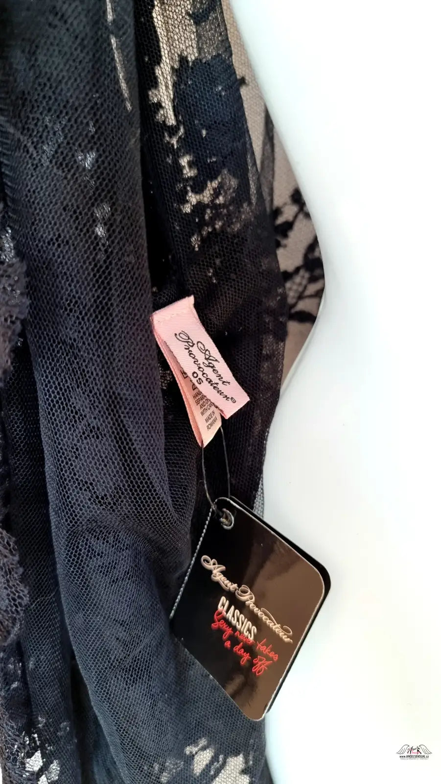 Černé krajkové kimono matinee Agent Provocateur s širokým páskem a štítky