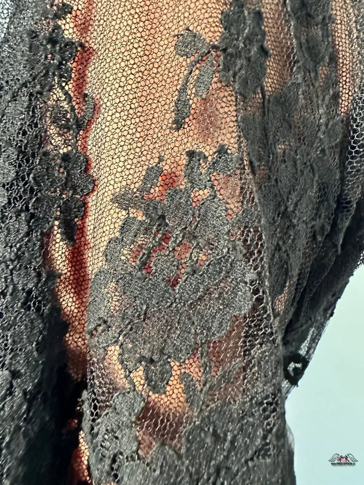 Tattered acharred fabric with weave and burnt edges for Agent Provocateur kimono matinee širokým páskem
