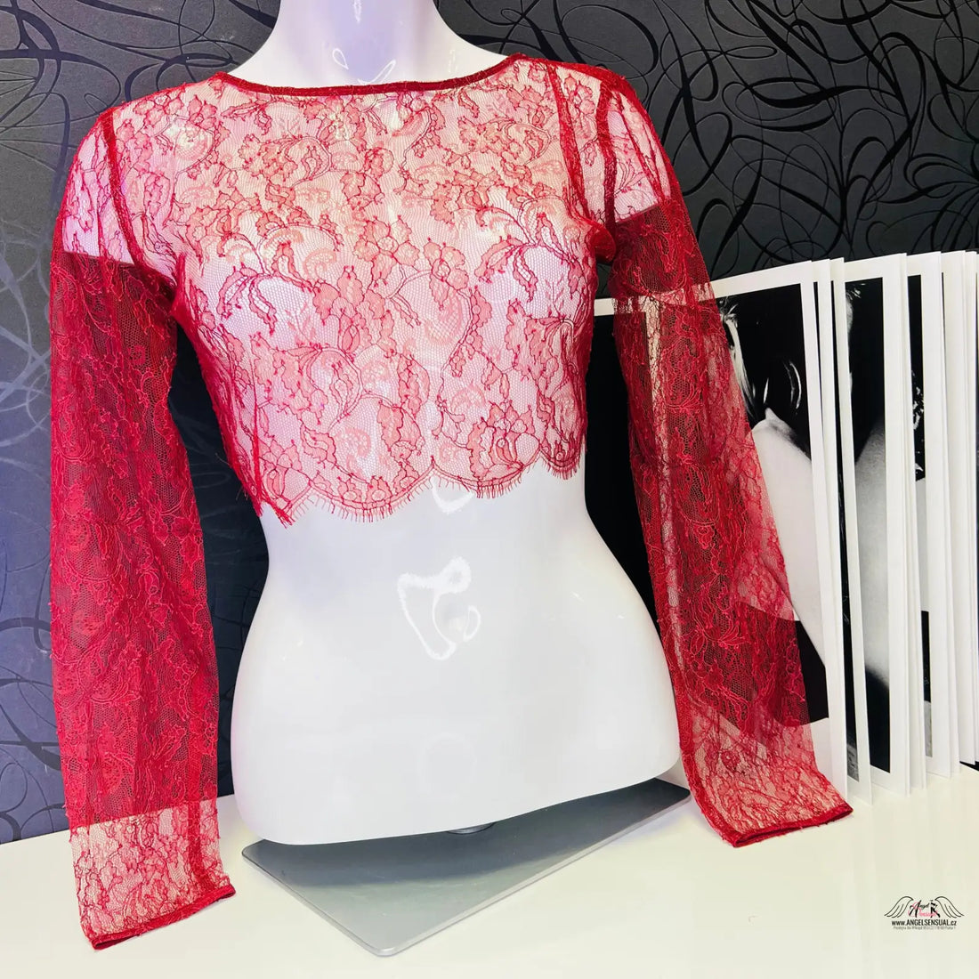 Detailní pohled na mannequinní torzo s červeným krajkovým hedvábným topem Priya
