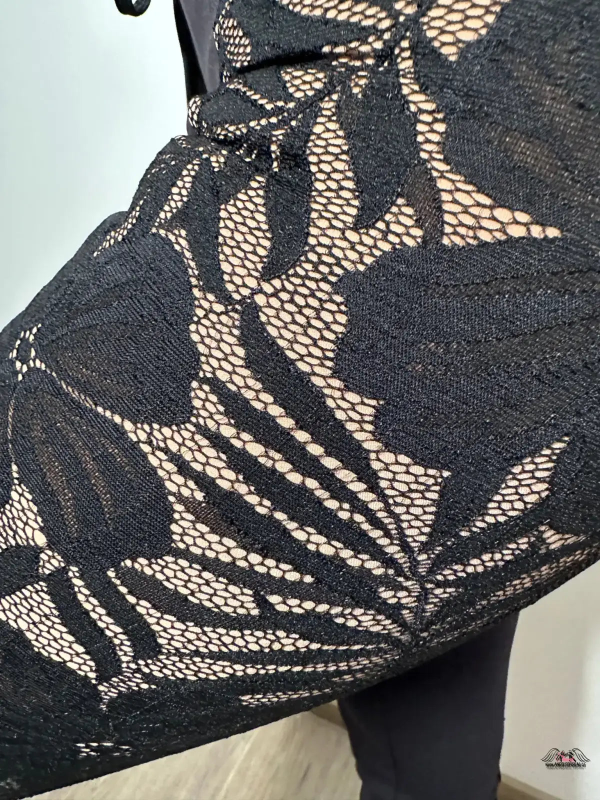 Stylové legíny Audrey Black s béžovou krajkou a květinovým vzorem
