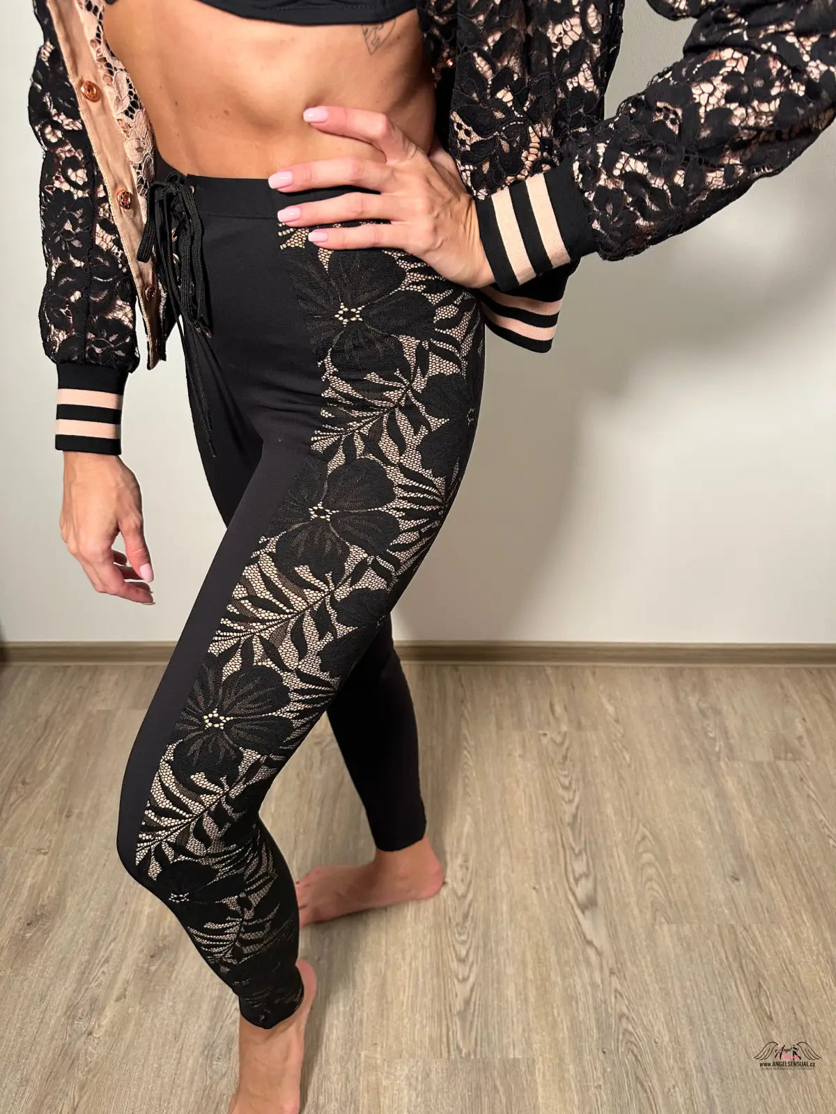 Stylové legíny Audrey Black s béžovou krajkou a stříbrným květinovým vzorem