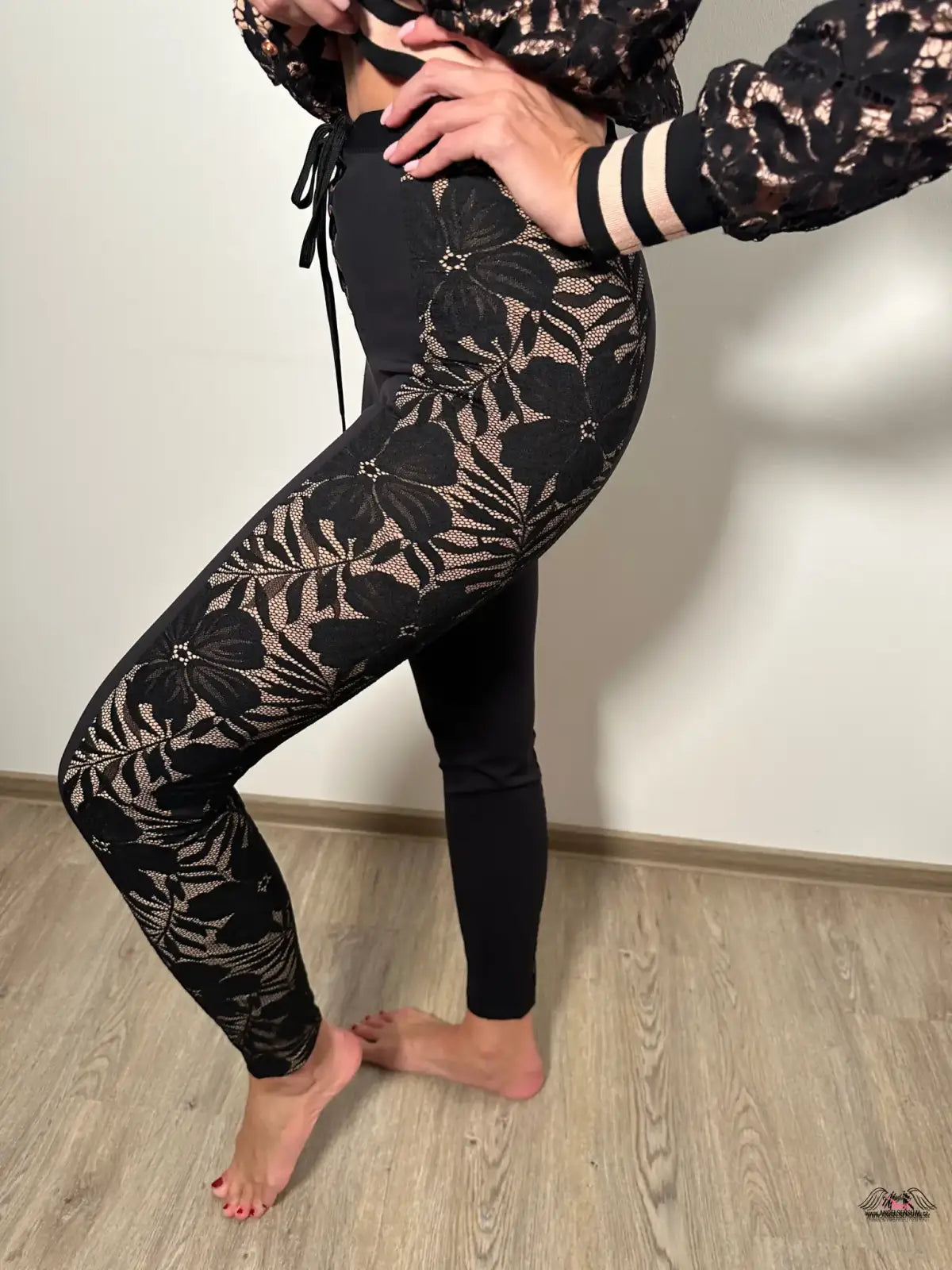 Stylové legíny Audrey Black s béžovou krajkou a stříbrným květinovým vzorem