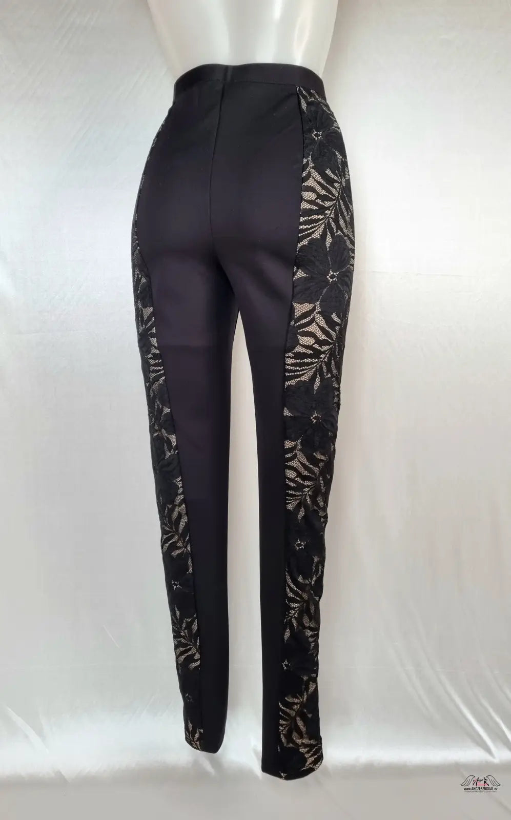 Stylové legíny Audrey Black s béžovou krajkou a šněrováním