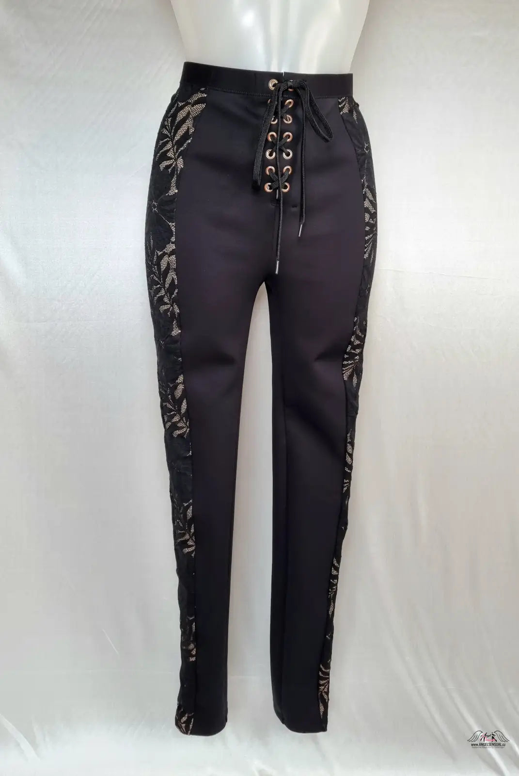 Stylové legíny Audrey Black s béžovou krajkou a šněrováním, elegantní vzhled