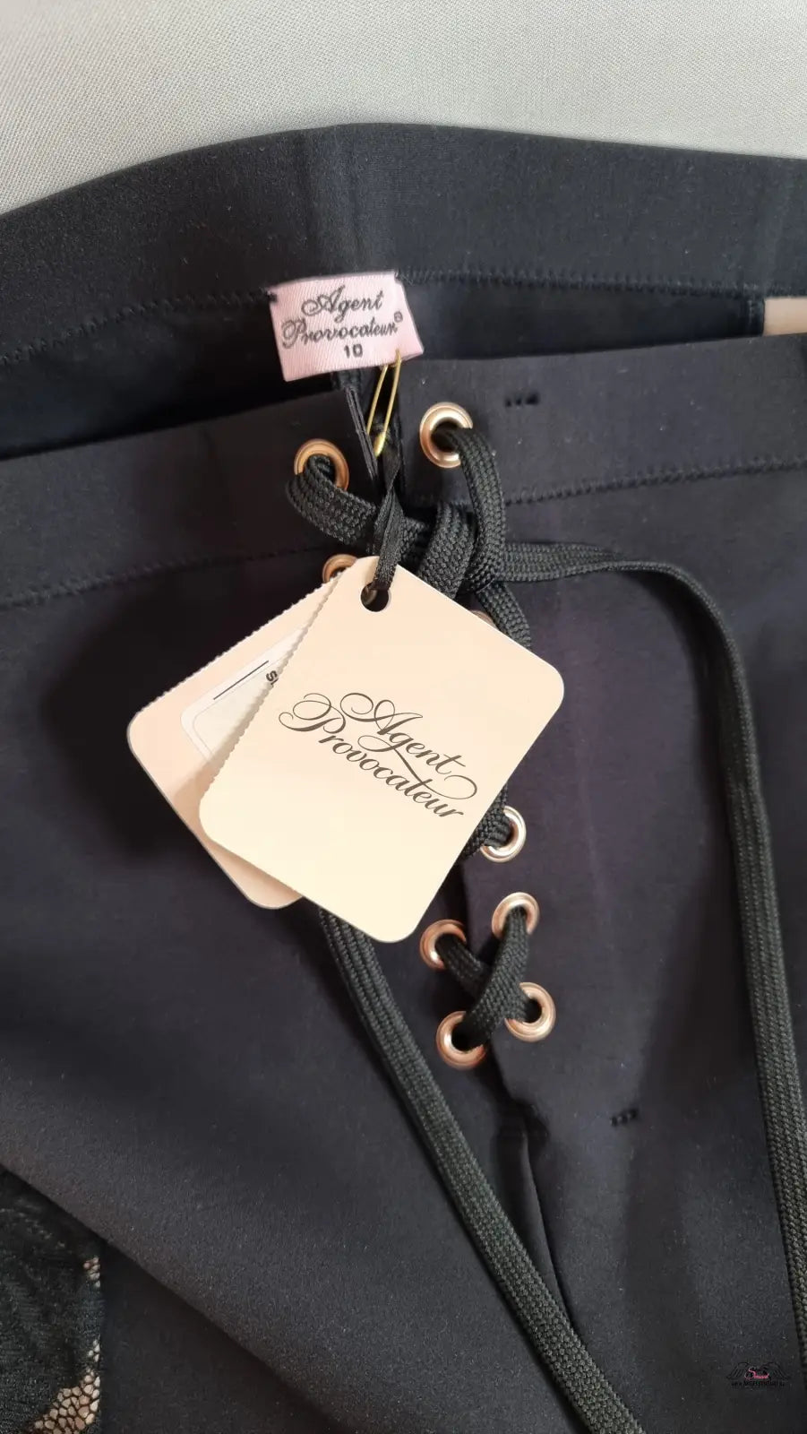 Stylové legíny Audrey Black s béžovou krajkou a šněrováním, elegantní a sexy