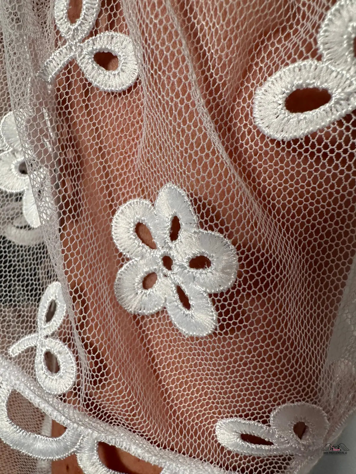 Delikátní krajková látka s květinovým výšivkovým vzorem na Župánek Laurelie Babydoll