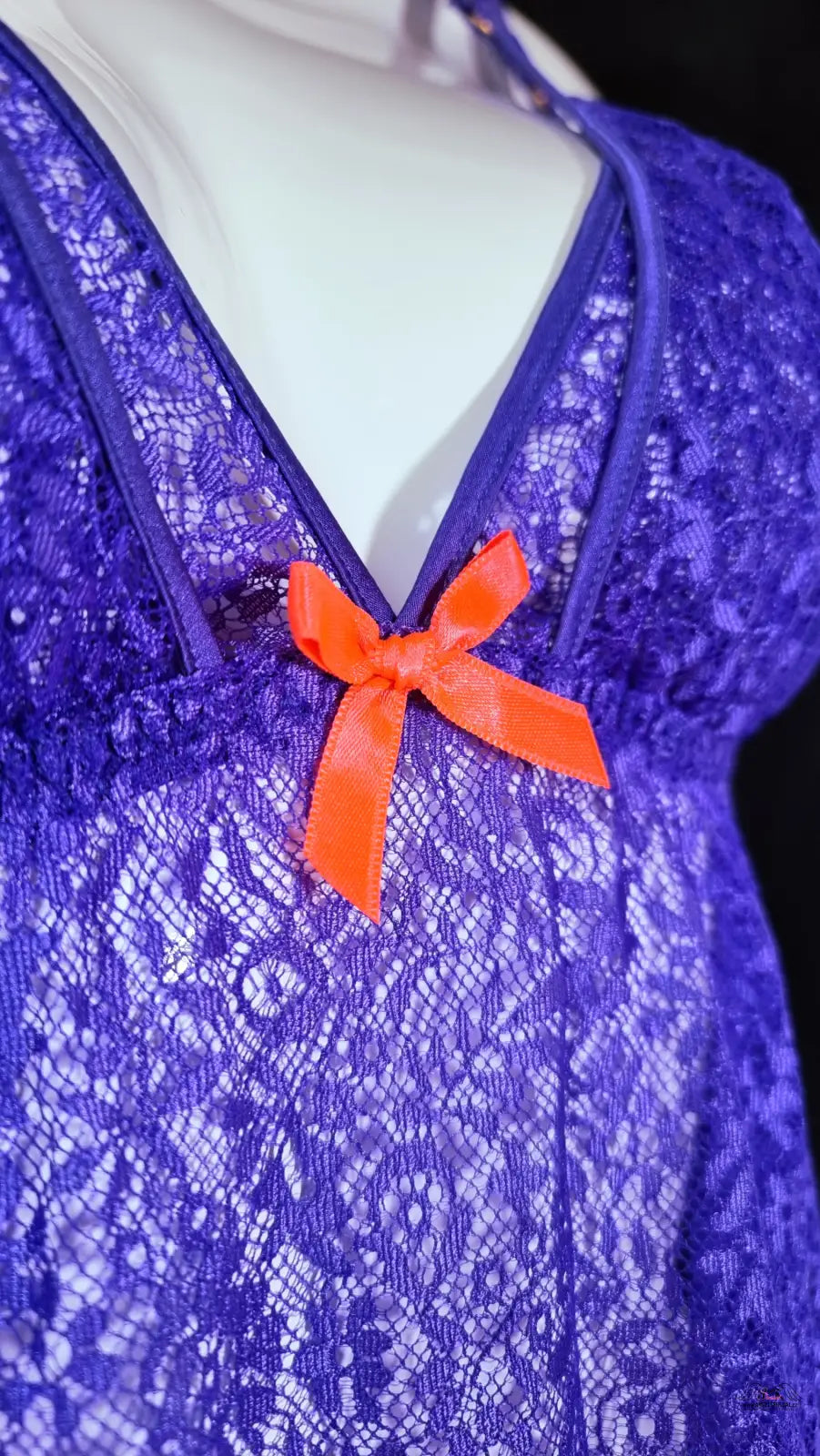 Zářivá Rei Babydoll od Agent Provocateur s fialovou krajkou a oranžovou mašlí