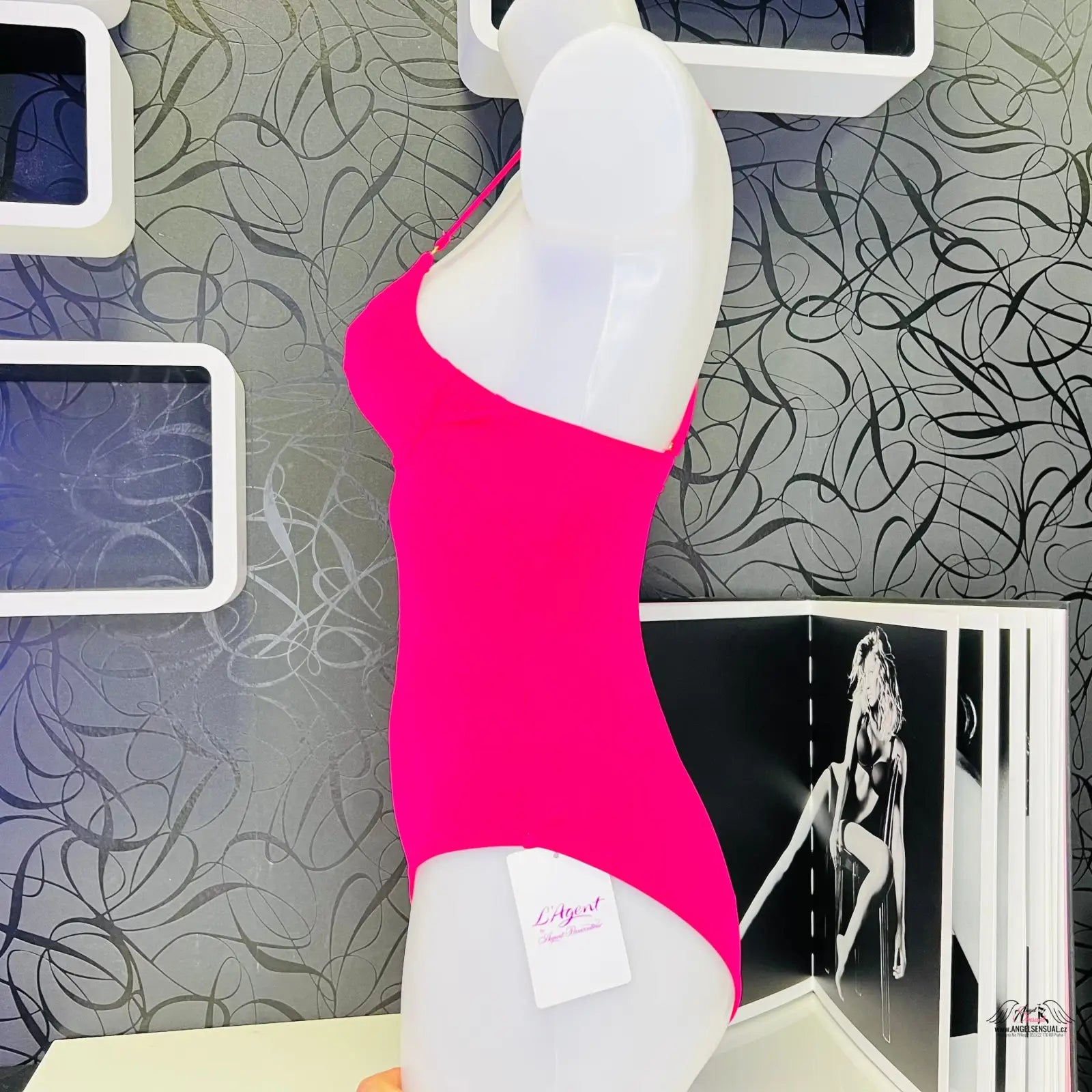 Hot pink jednodílné plavky Allecra od Agent Provocateur na manekýnu