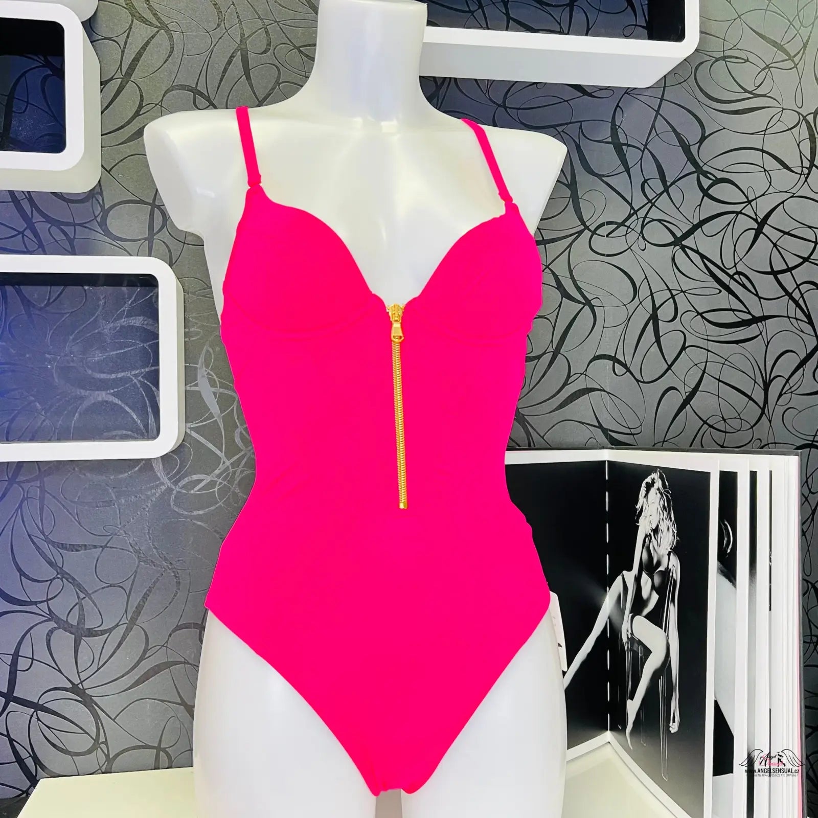 Bright pink jednodílné plavky allecra s zlatým předním zipem na modelu