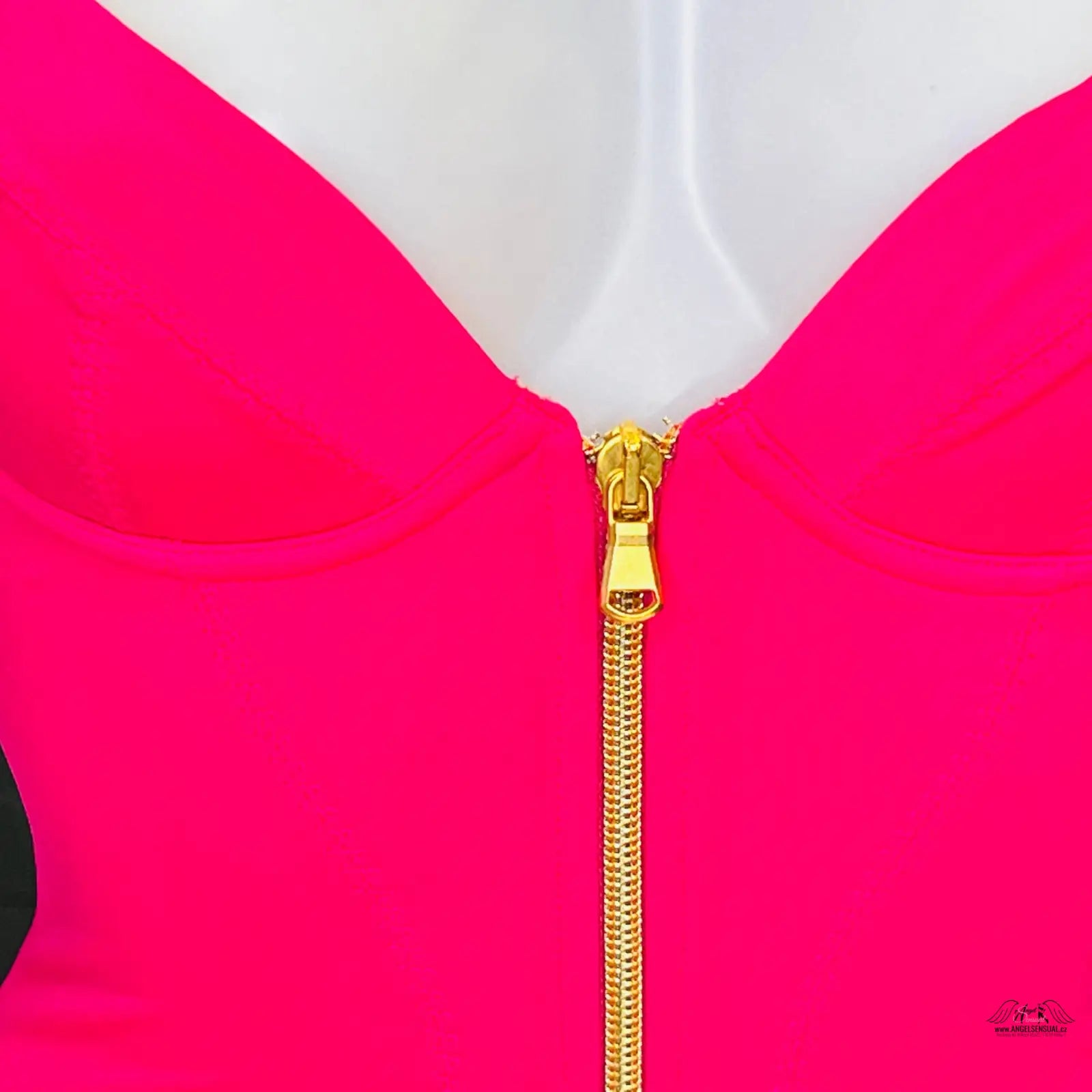 Bright pink plavky Allecra s zlatým zipem, jednodílné plavky Allecra, elegantní design