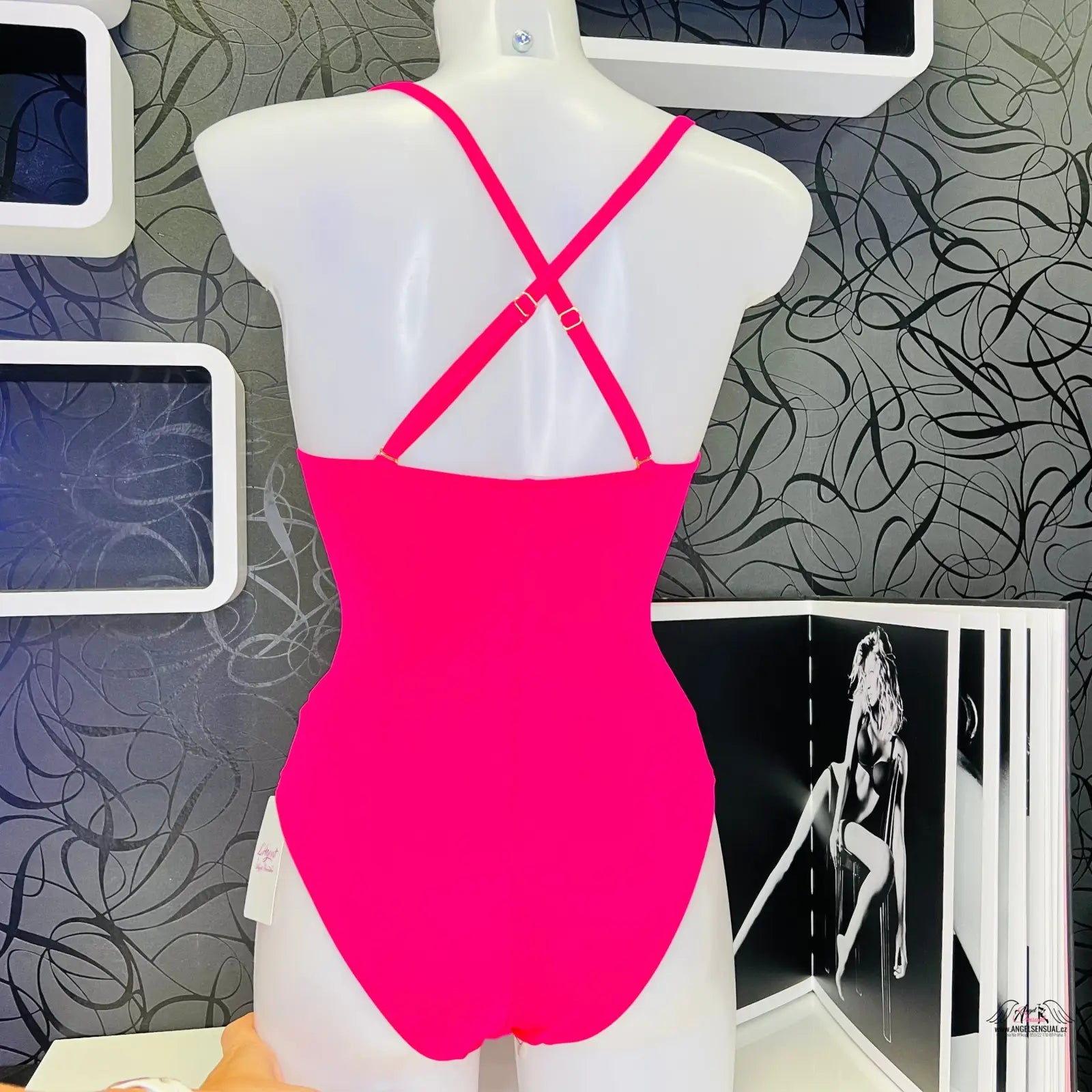 Hot pink jednodílné plavky Allecra s kříženými ramínky na figuríně
