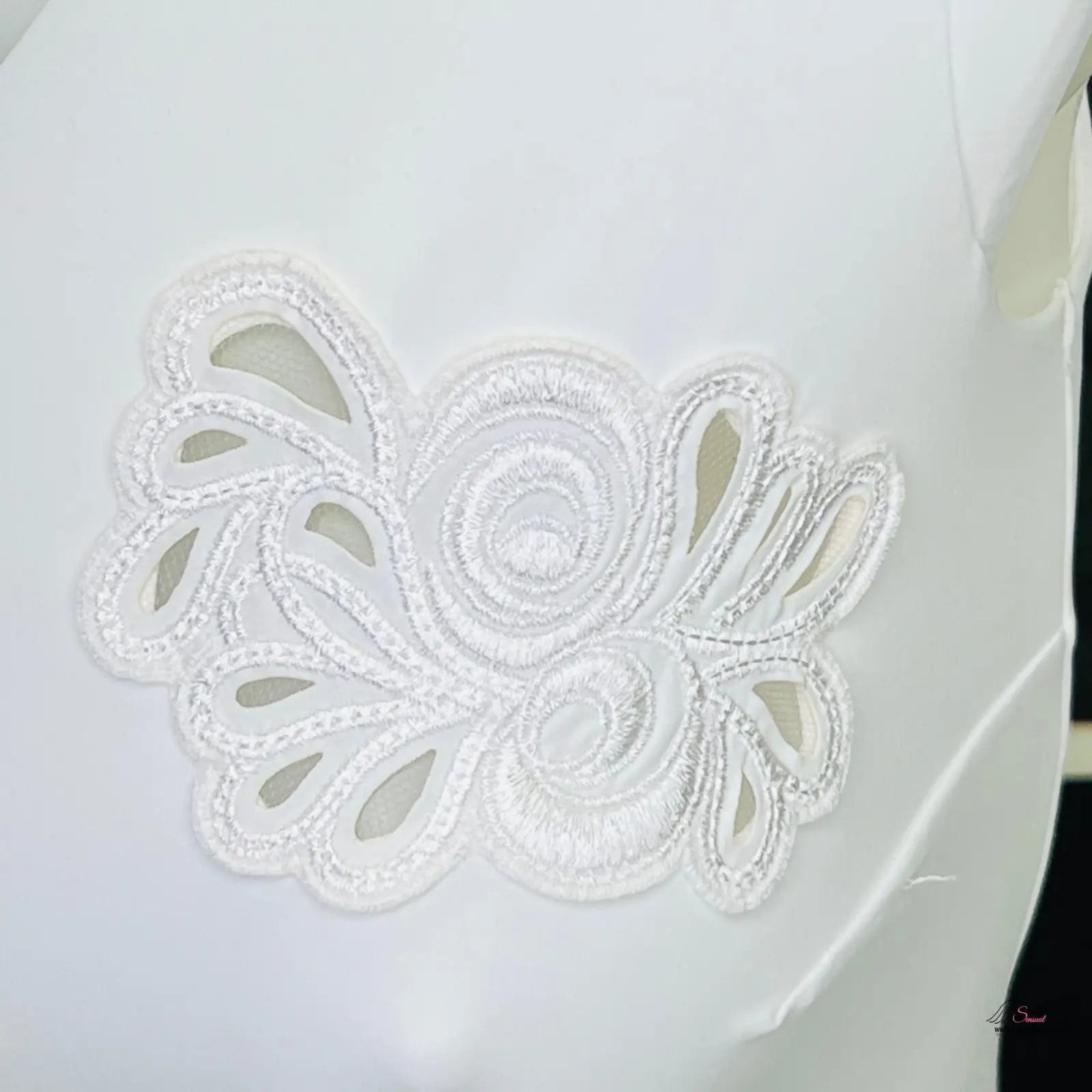 White floral lace appliqué na stylových jednodílných plavkách Cilla pro elegantní vzhled
