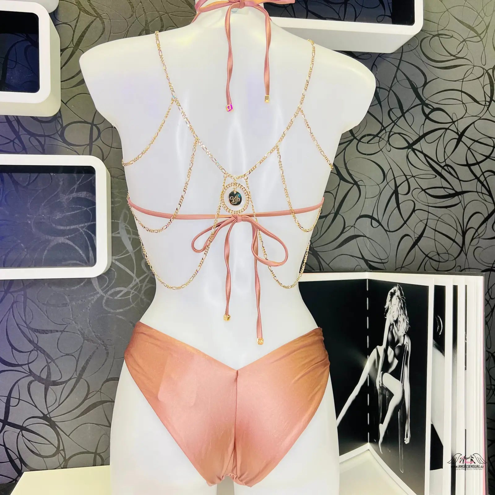 Agent Provocateur Plavky Kiona růžové jednodílné plavky kiona s zlatými doplňky