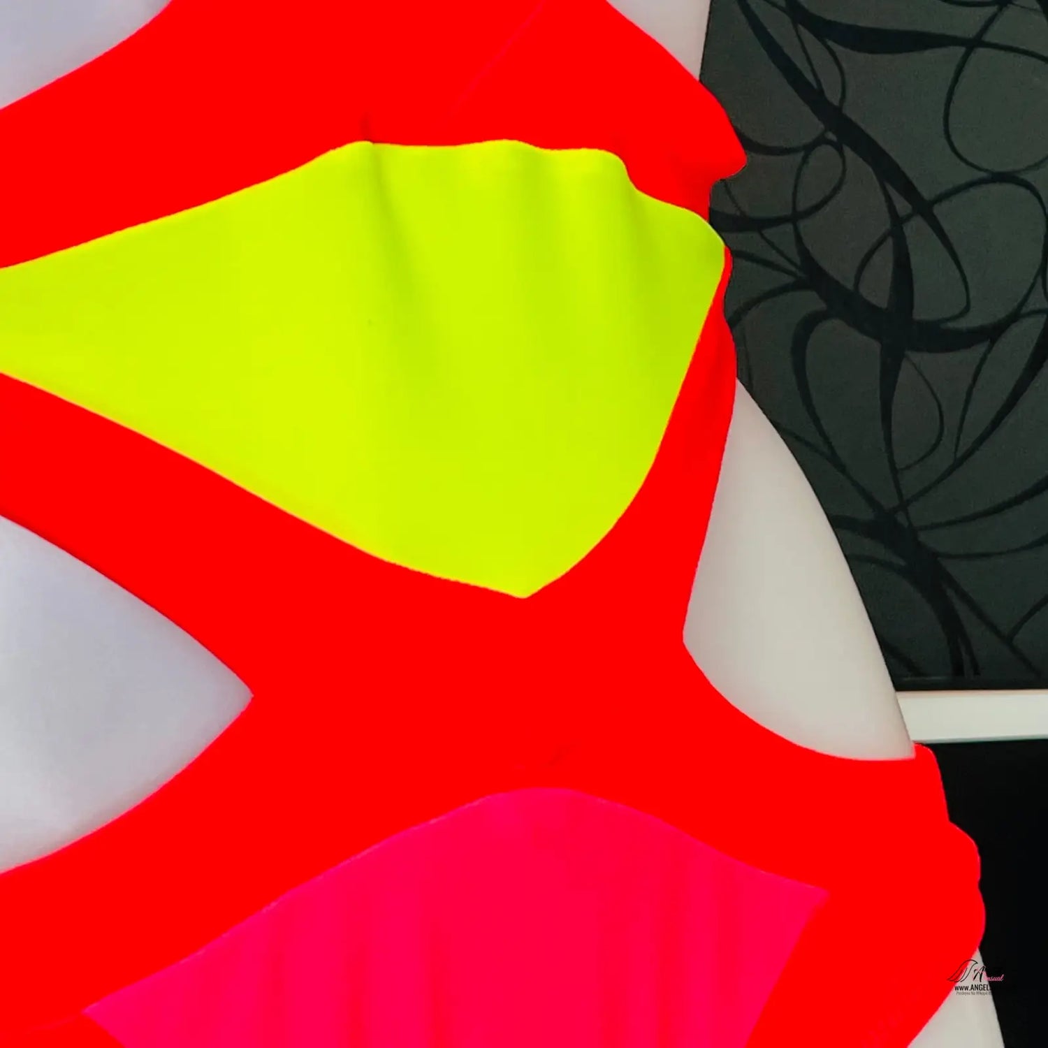 Vibrní abstraktní umělecké dílo s červenými, neon žlutými a růžovými tvary na plavky Mazzy