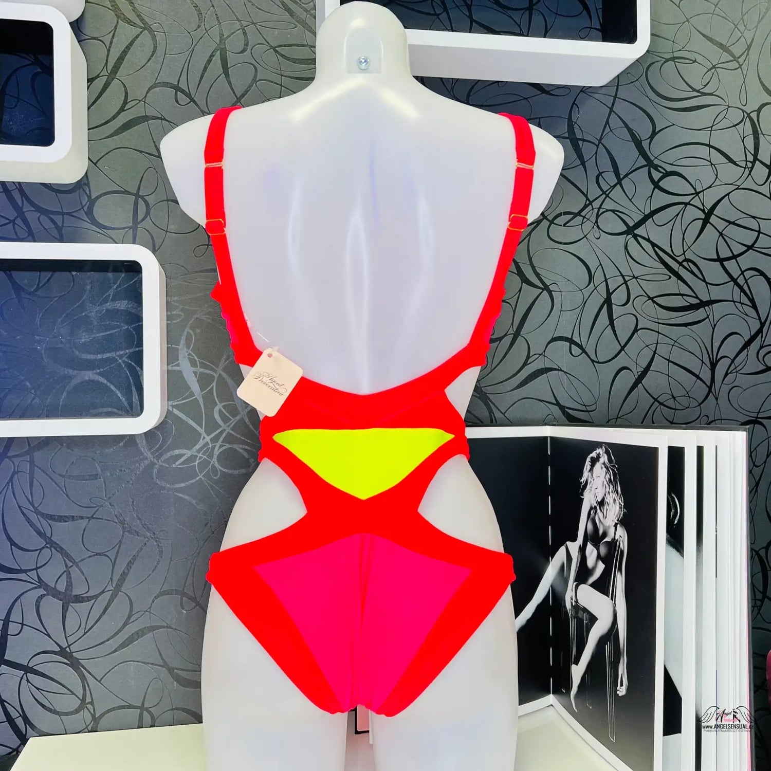 Barevné jednodílné plavky Mazzy na bílé figuríně, ideální plavky Mazzy