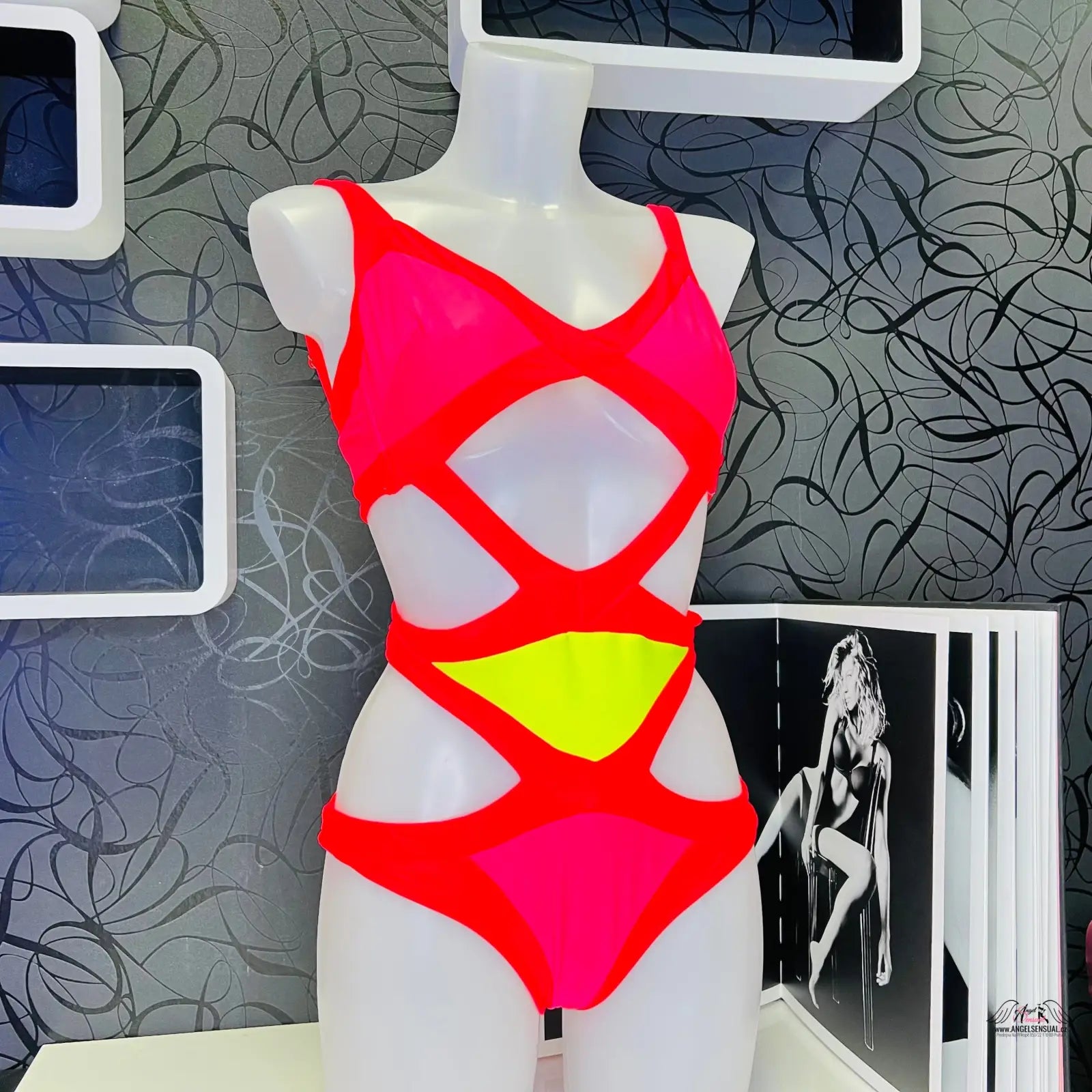 Bright červené a žluté jednodílné plavky Mazzy na bílé figuríně