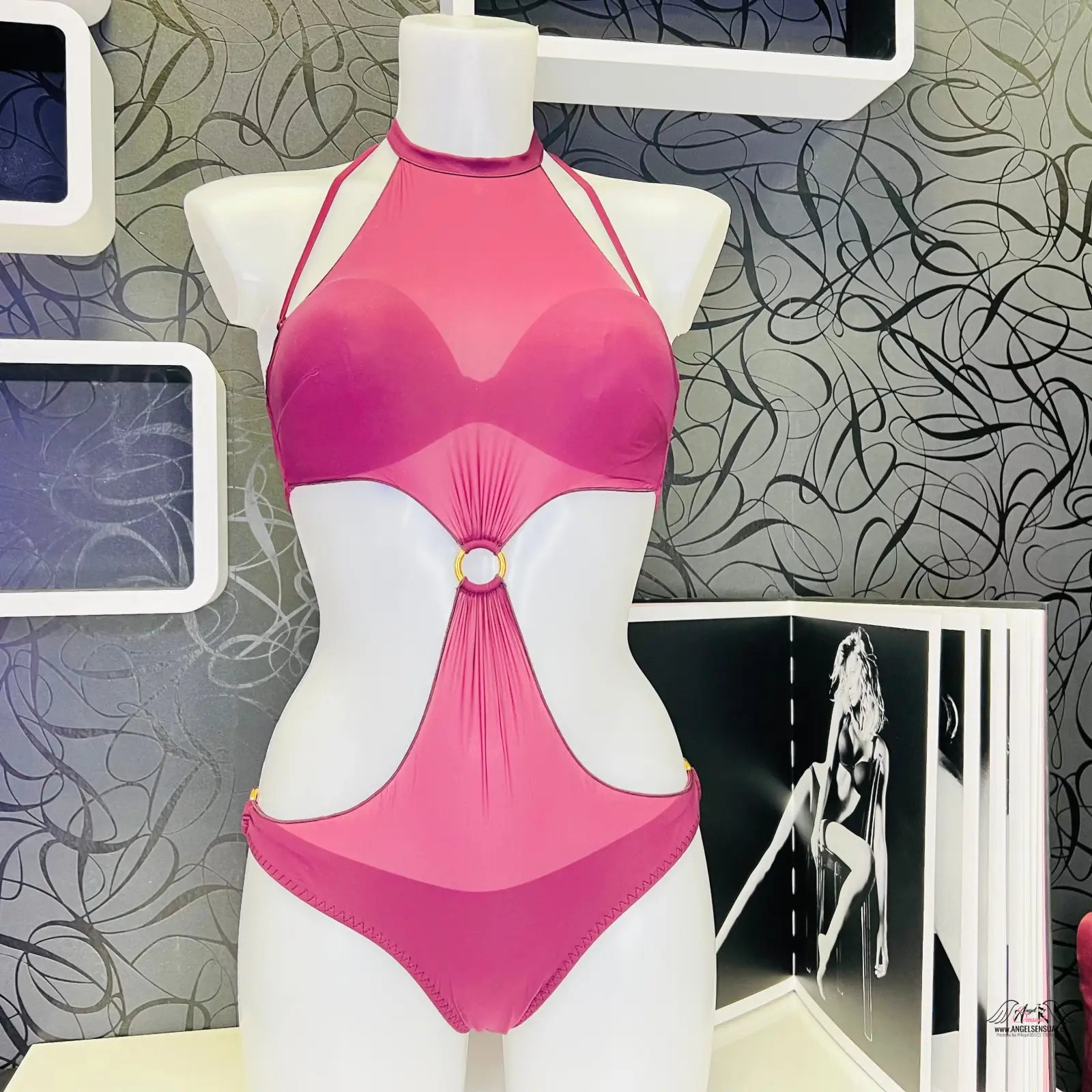 Stylové jednodílné plavky Samantha v jasně růžové s průstřihy na bílém manekýnu