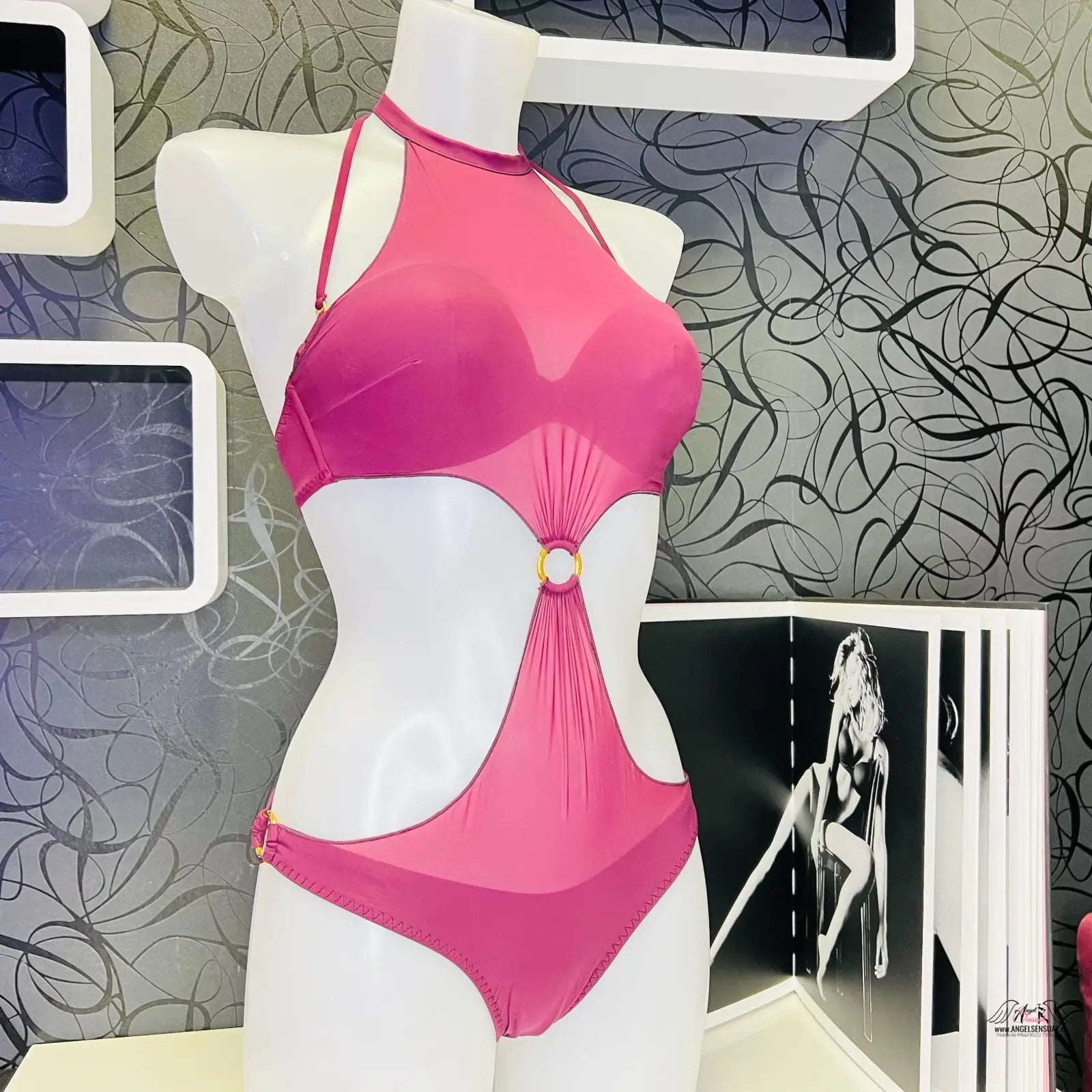 Stylové jednodílné plavky Samantha od Agent Provocateur s růžovým designem a zlatým kroužkem
