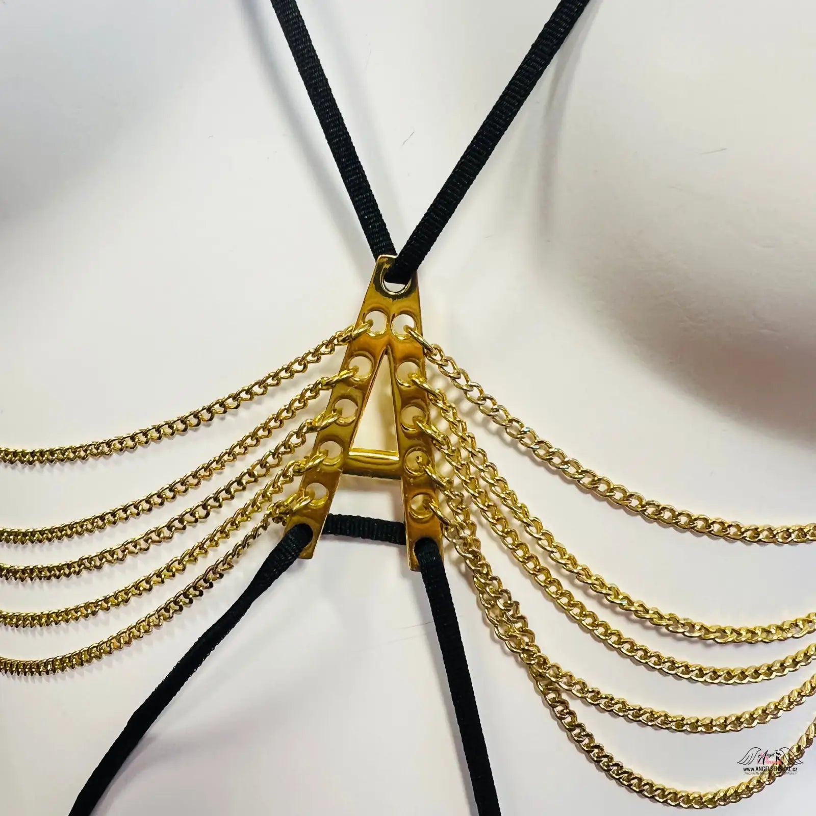 Agent Provocateur Playsuit s černým chokerem a zlatými řetízky