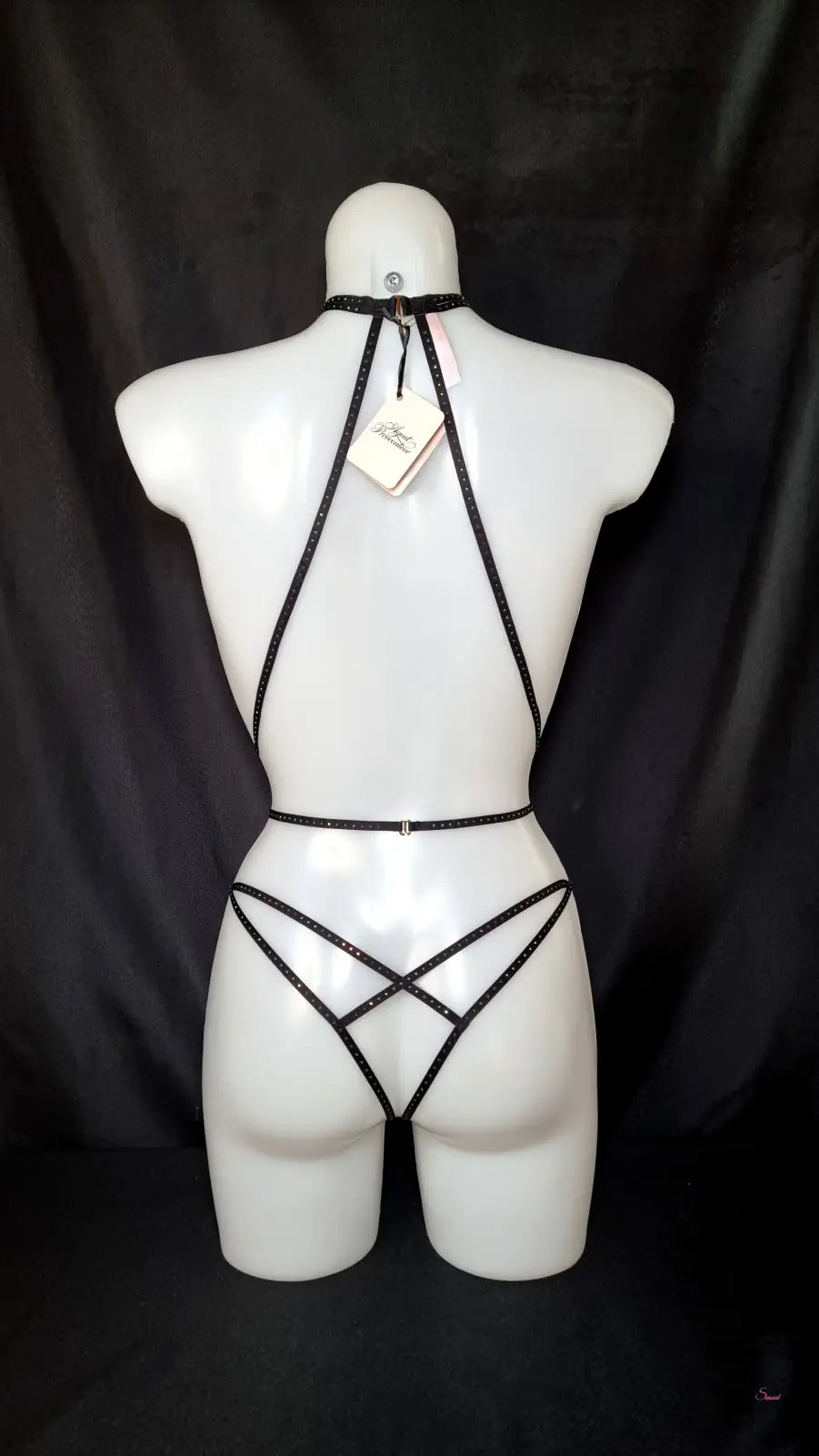 Agent Provocateur Playsuit Rubi na bílé mannequin s černým popruhovým prádlem