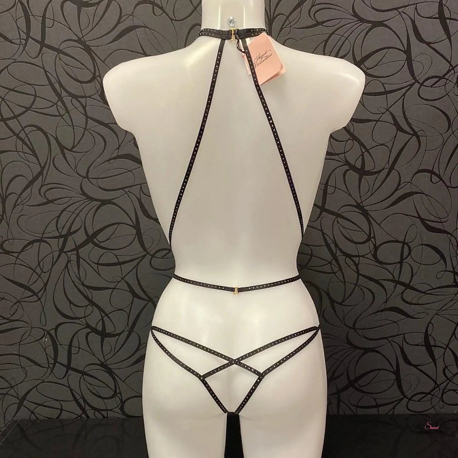 Agent Provocateur Playsuit Rubi s Kamínky a Řetízkem na bílém manekýnu