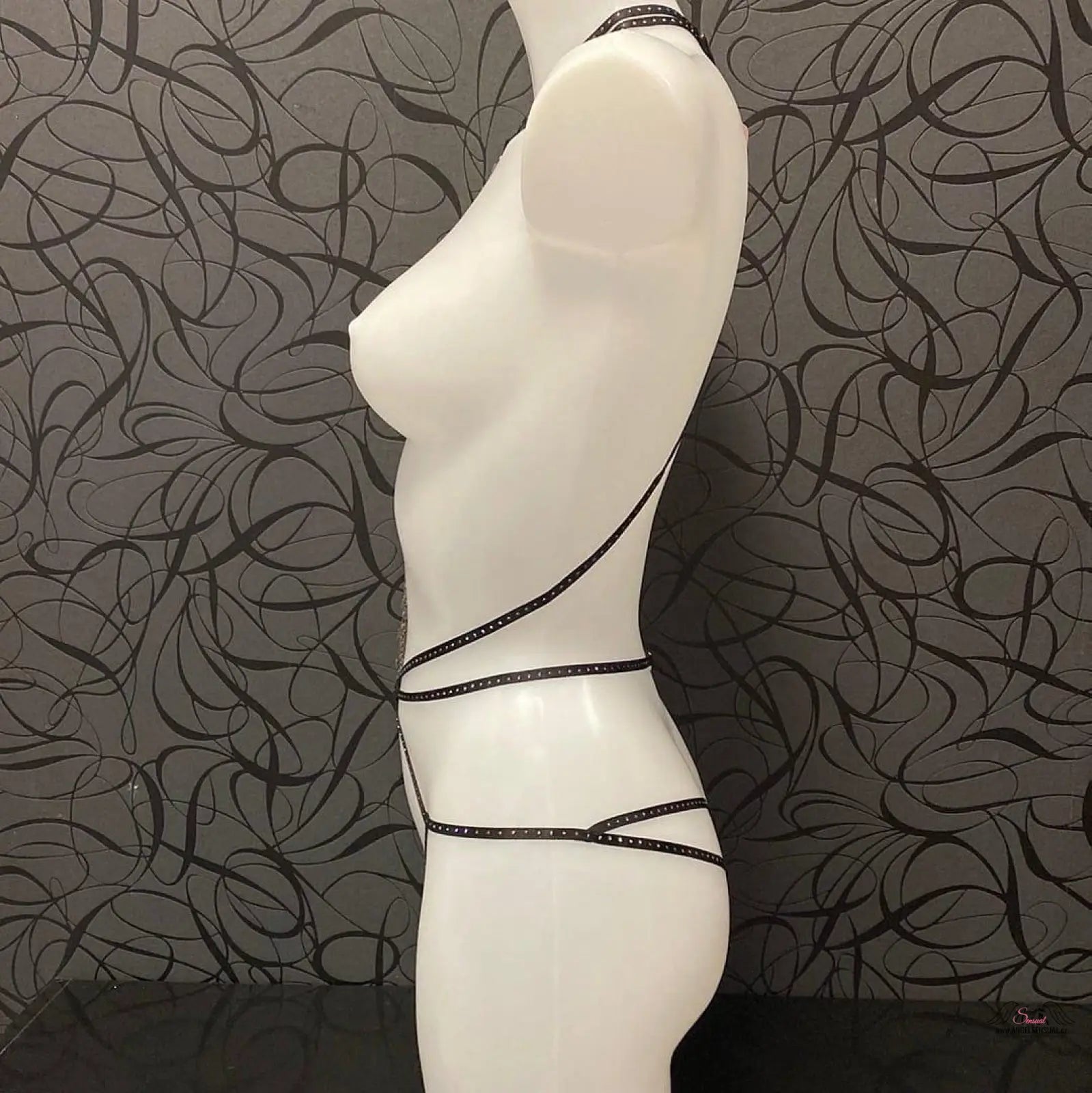 Bílý manekýn s černými pásky na agent provocateur playsuit rubi s kamínky a řetízkem