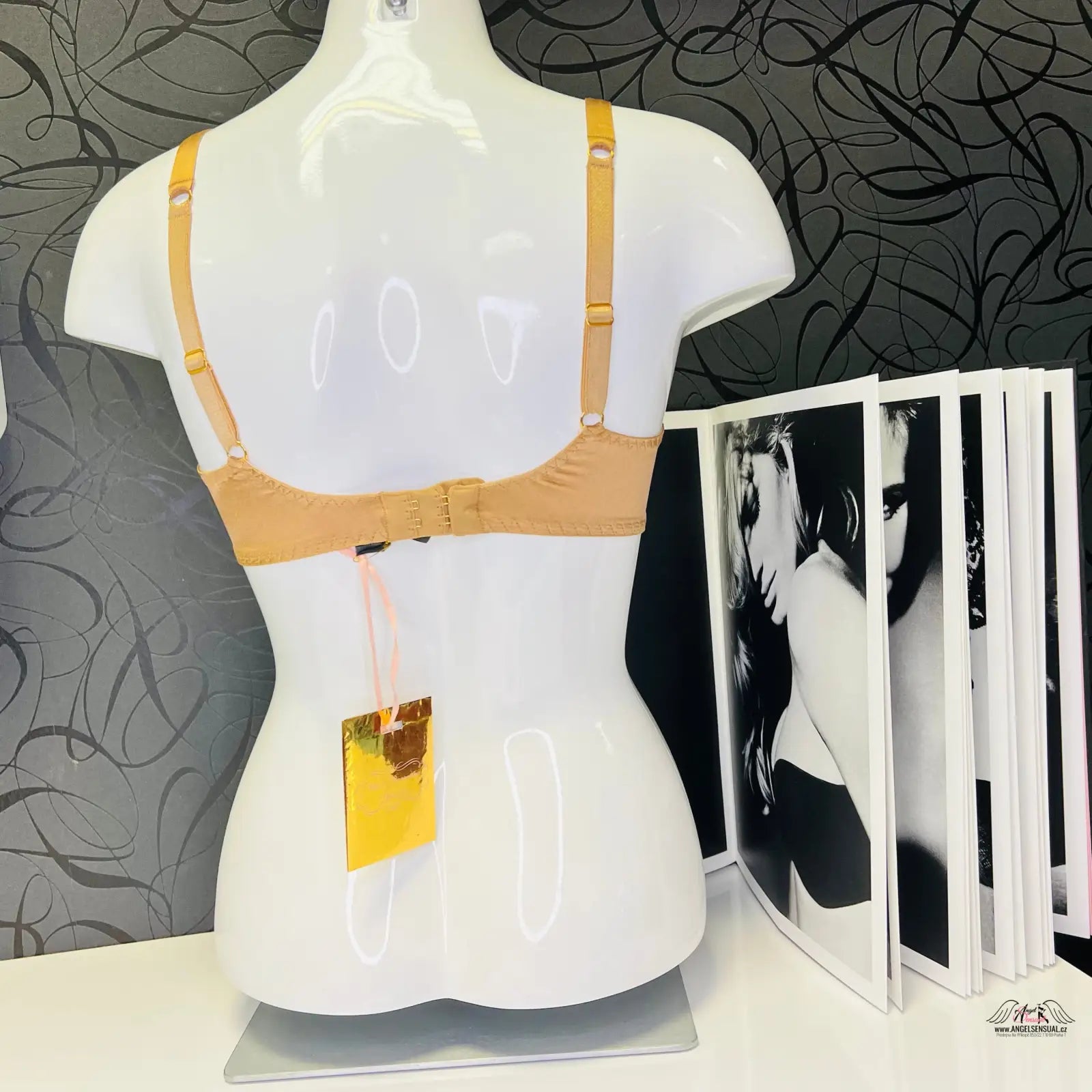 Luxusní podprsenka Astra od Agent Provocateur na manekýnu, elegantní design