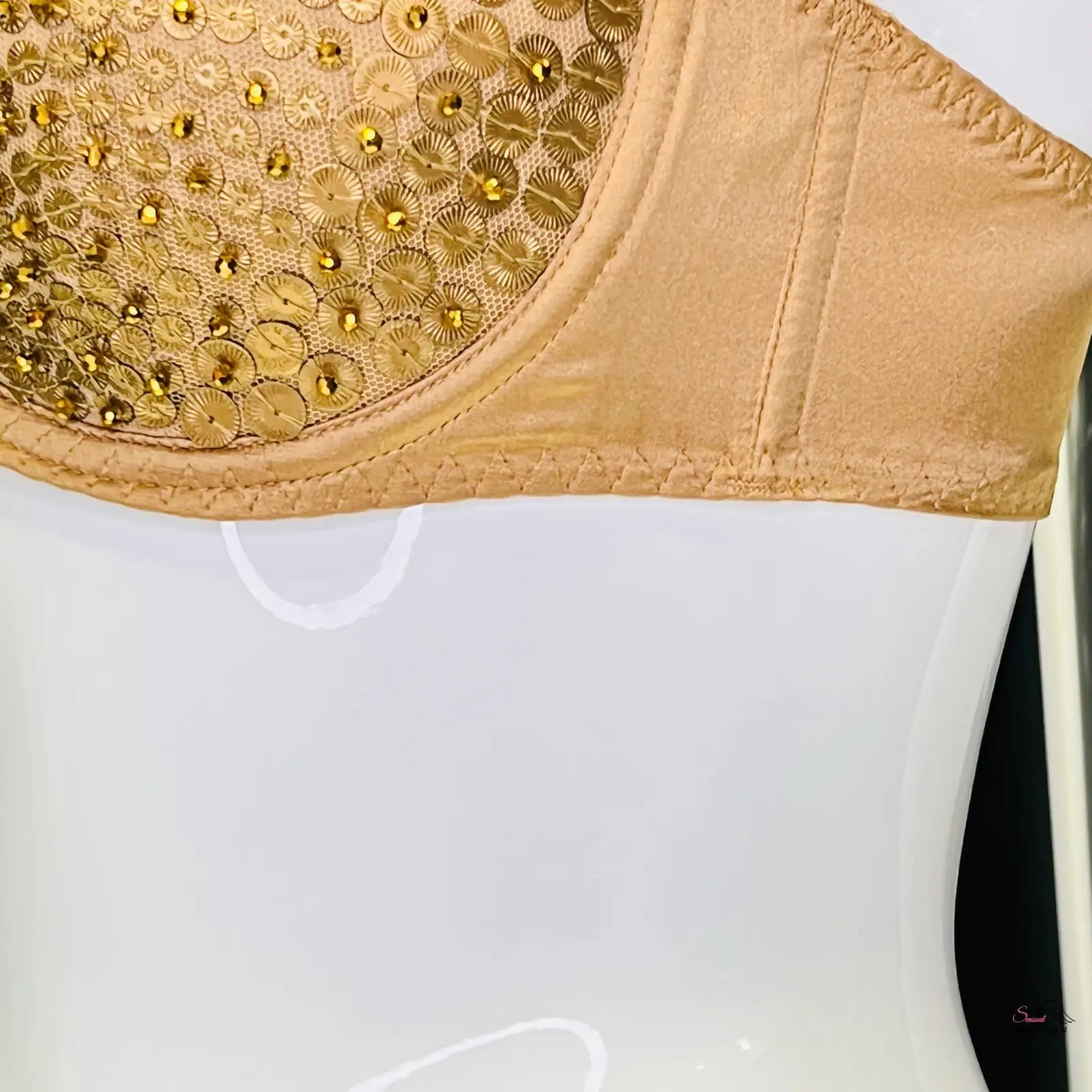 Luxusní podprsenka Astra od Agent Provocateur s lesklými zlatými sequinami