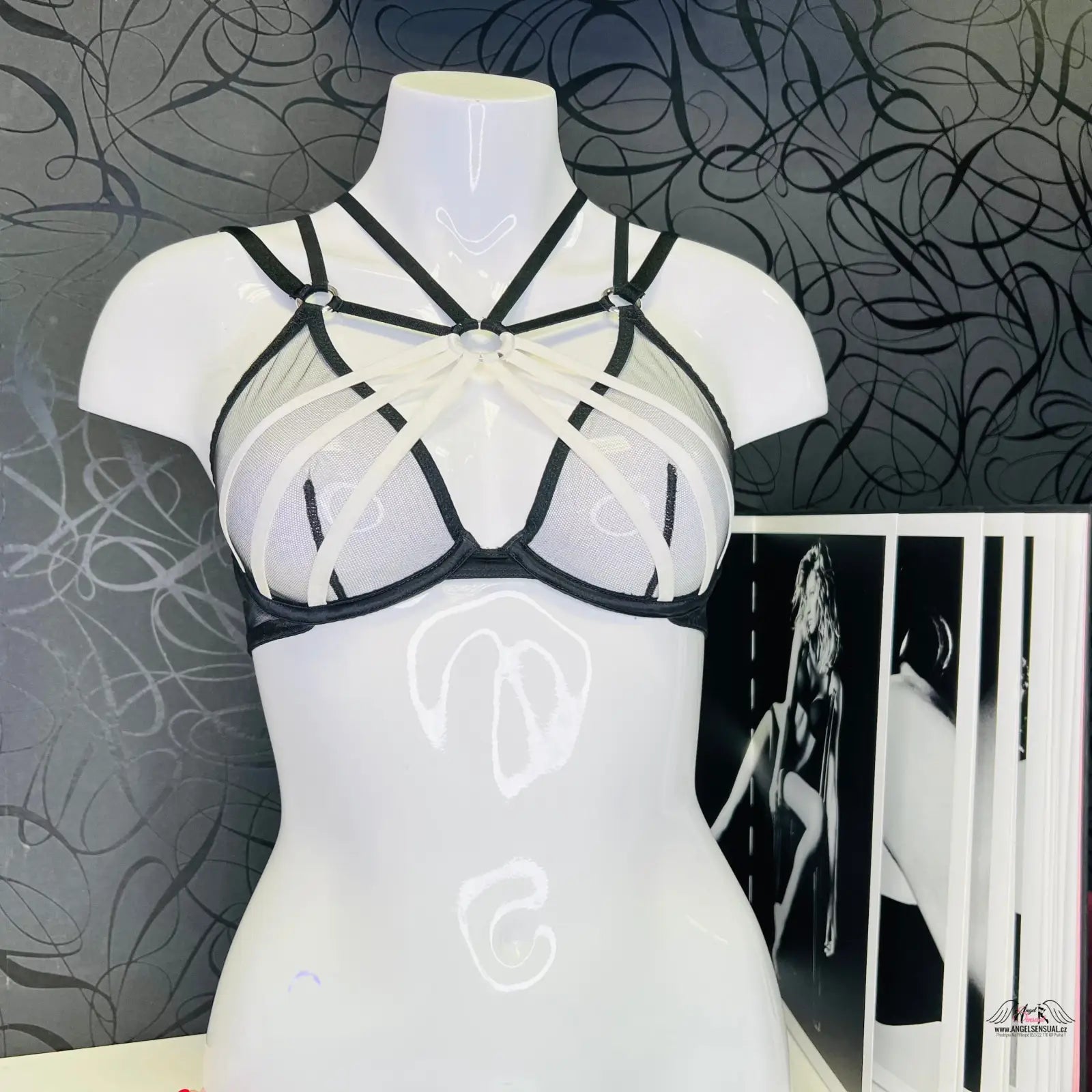 Agent Provocateur Podprsenka Carissa s černými a bílými ozdobnými pásky na figuríně