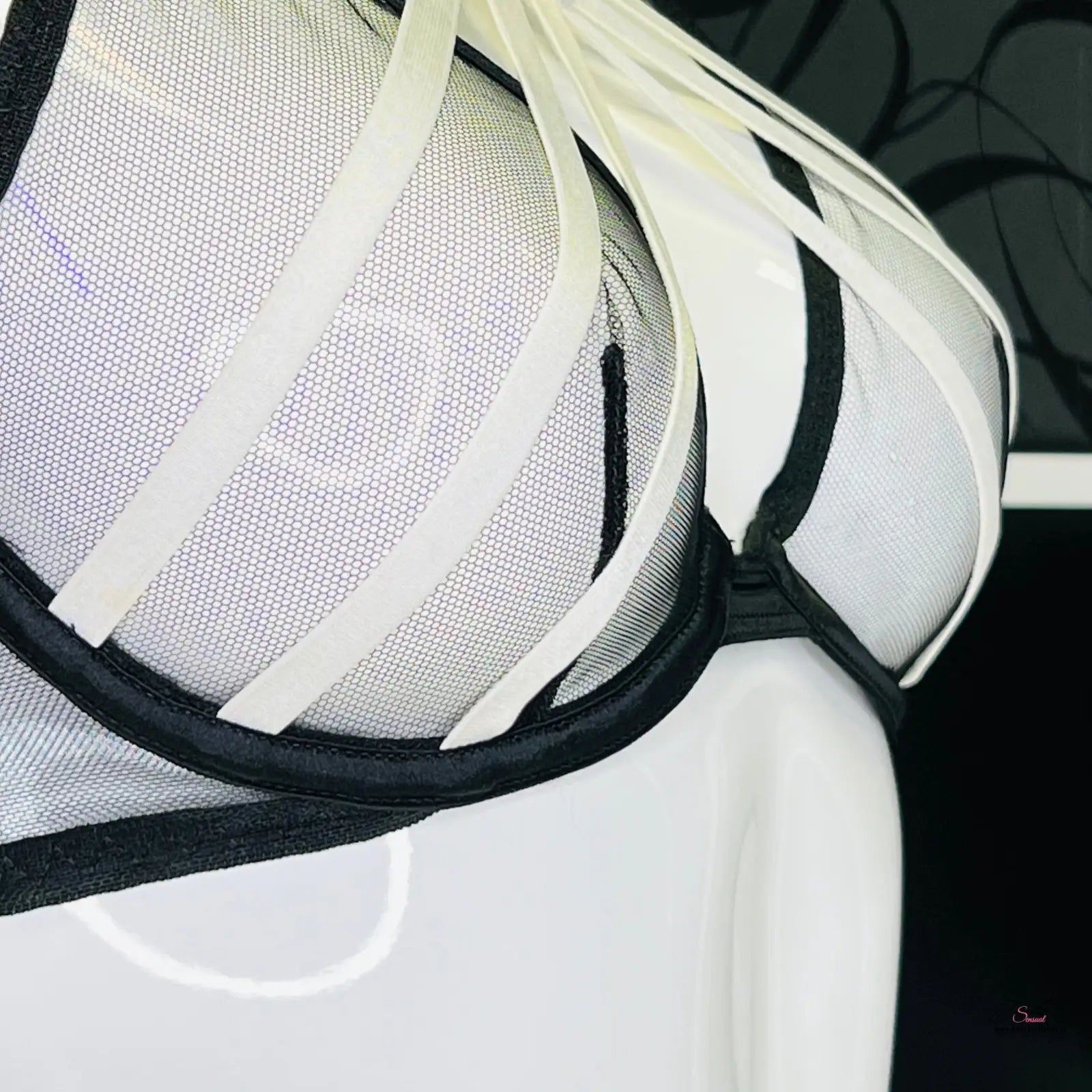 Agent Provocateur Podprsenka Carissa s černobílými pruhy a ozdobnými pásky