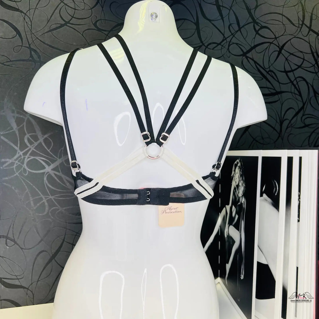 Agent Provocateur Podprsenka Carissa s ozdobnými pásky na modelu
