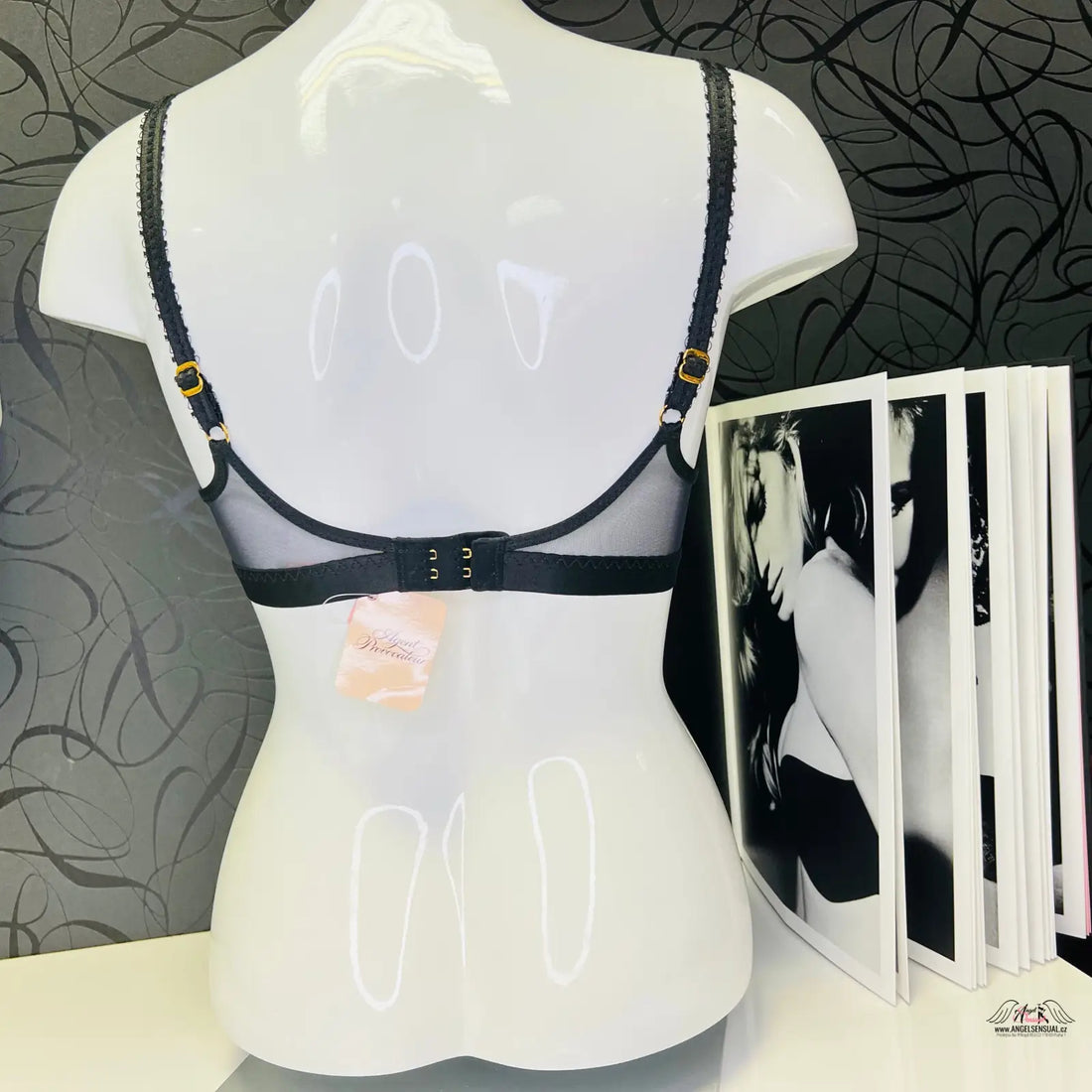 Agent Provocateur podprsenka Carmella na figuríně, luxusní krajková podprsenka