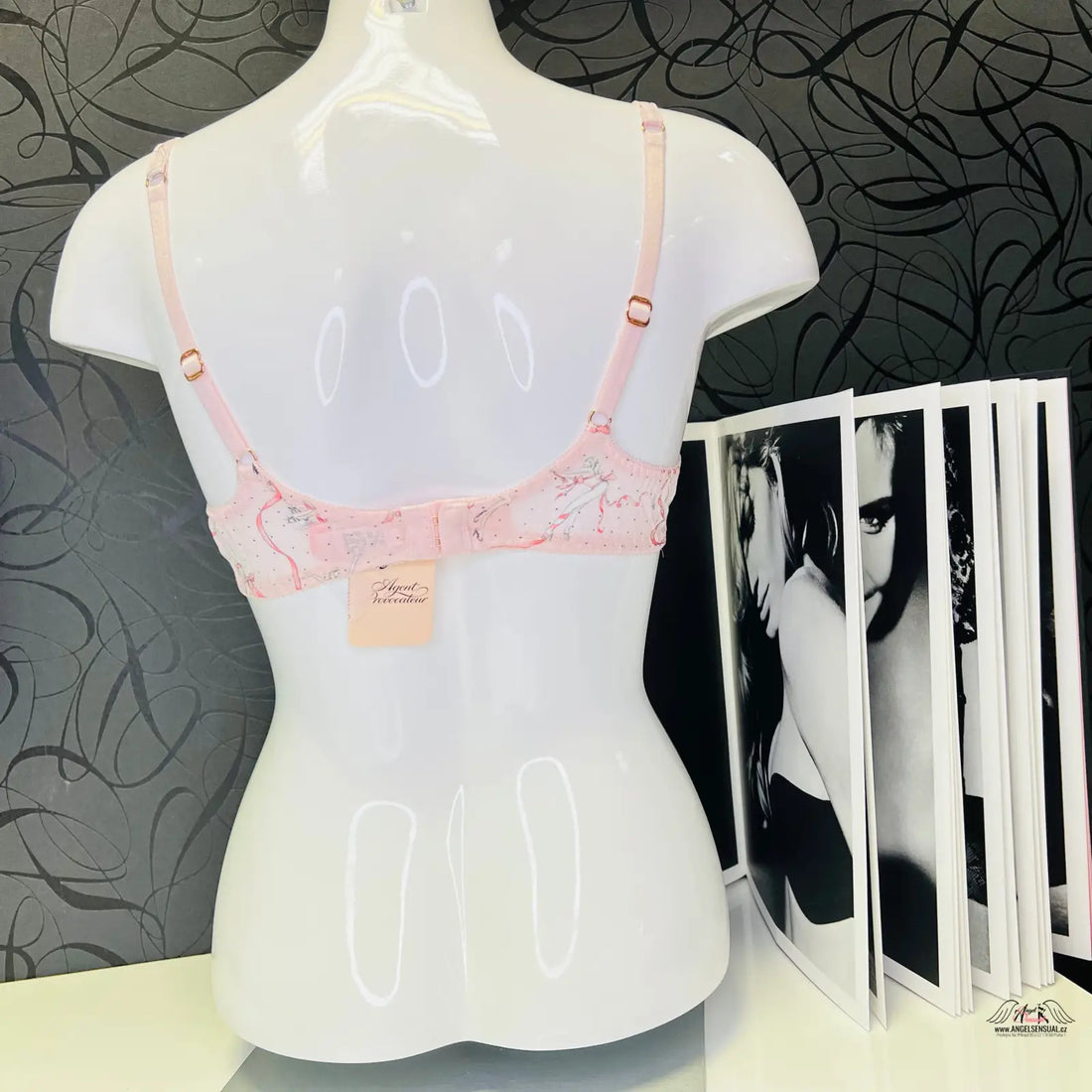 Bílá figurína s růžovým podprsenkou Agent Provocateur Cinta pro maximální pohodlí