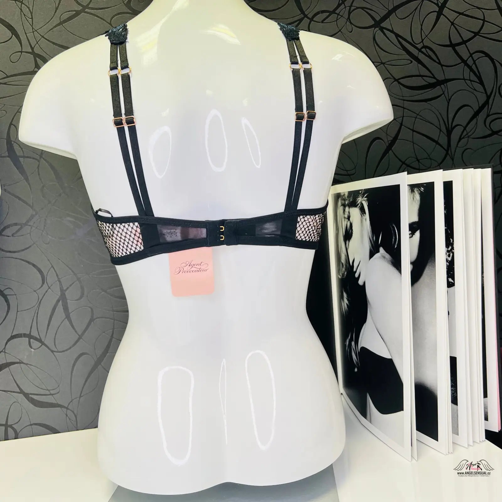 Bílá manekýnská torza s černou podprsenkou stylu harness Agent Provocateur Podprsenka Eliza v kategorii oblečení a doplňky