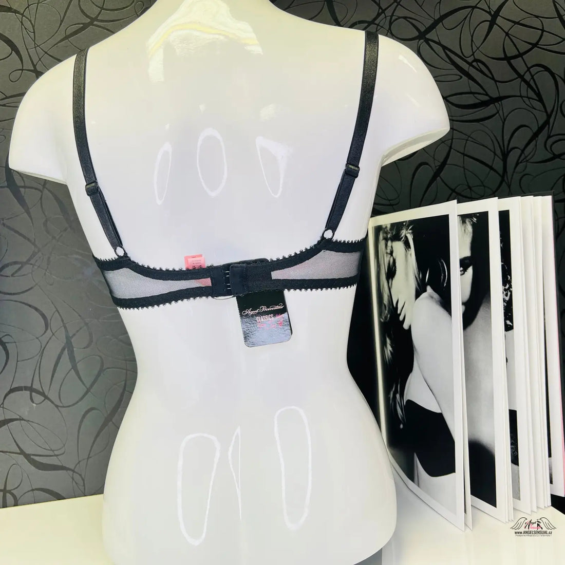 Černá a růžová jemná krajka agent provocateur podprsenka fifi na manekýnu